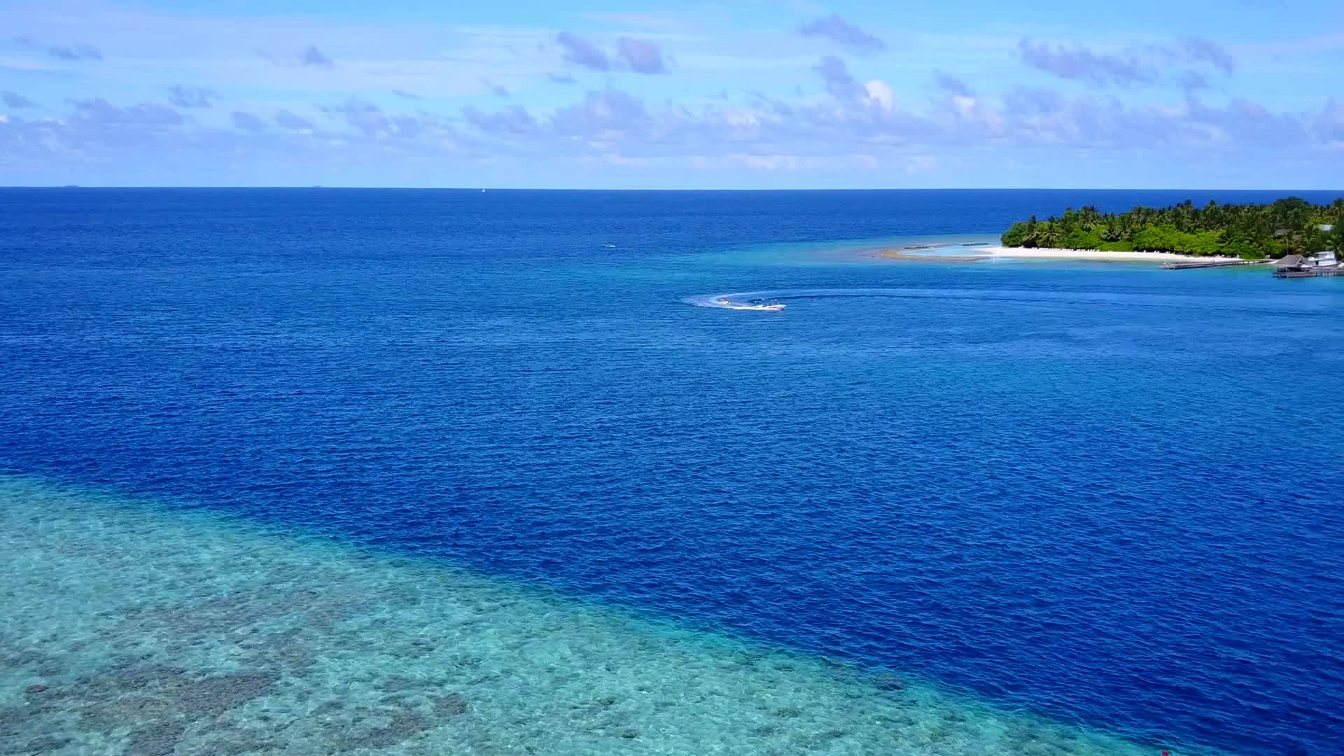 蓝环礁白沙背景蓝环礁空无人驾驶飞机关于放松视频的预览图