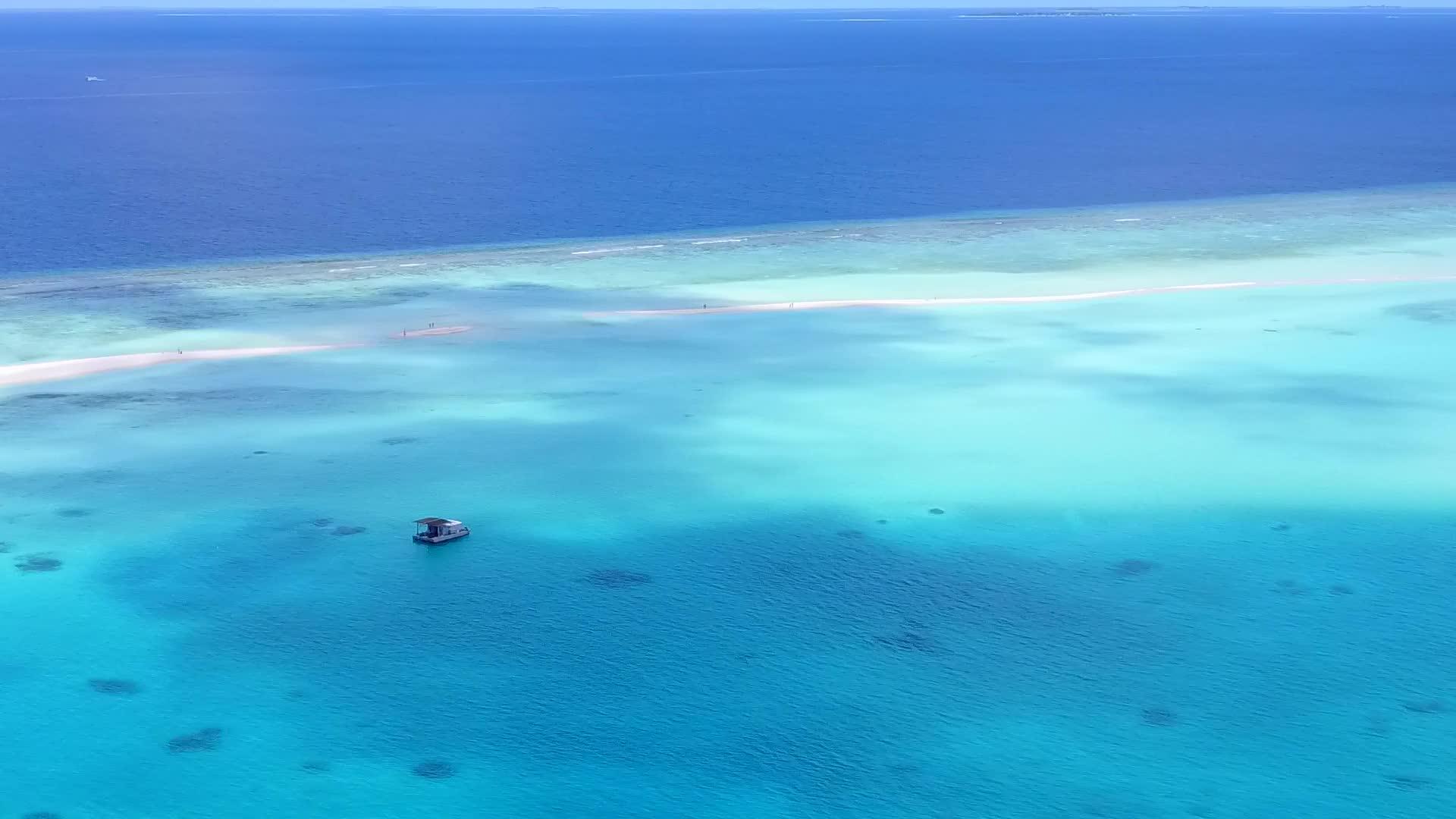 完美的岛屿海滩断裂场景浅环礁湖和白色沙滩背景ACONF.197视频的预览图