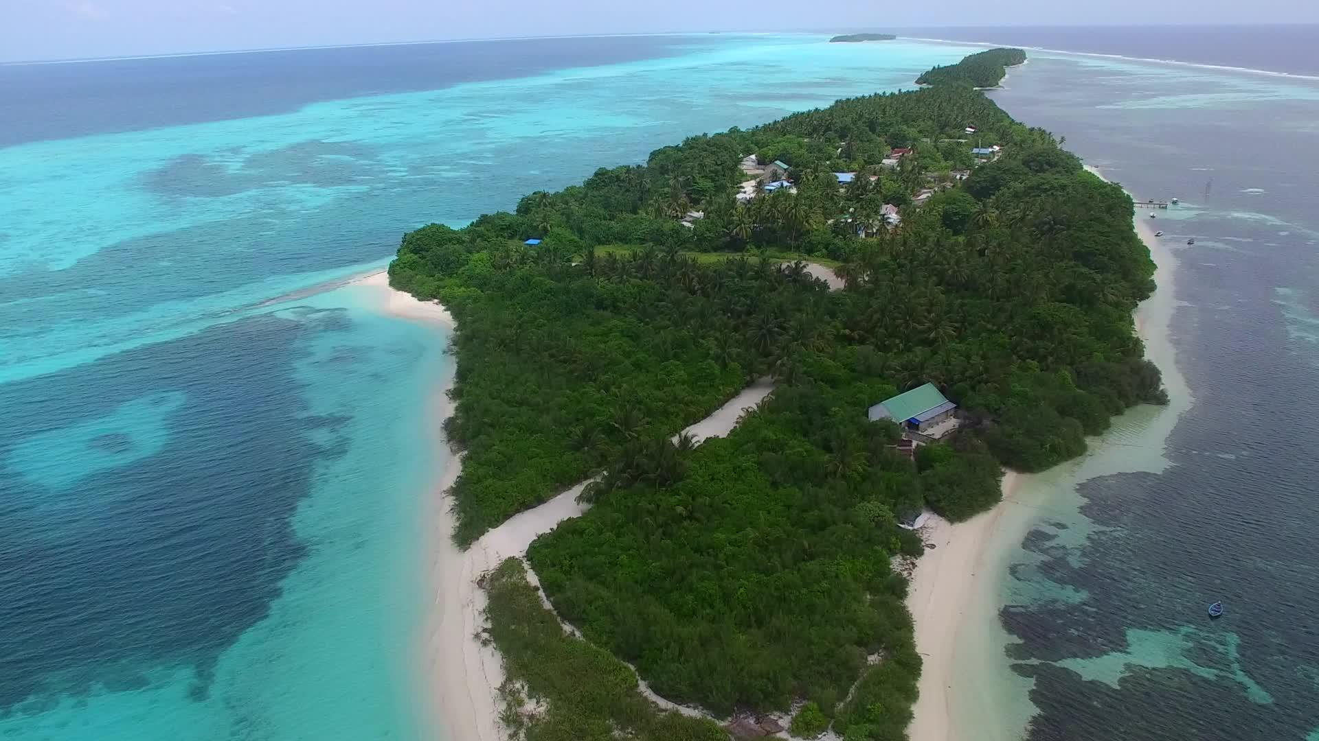 热带海岸海滩时间的空中无人驾驶飞机视频的预览图