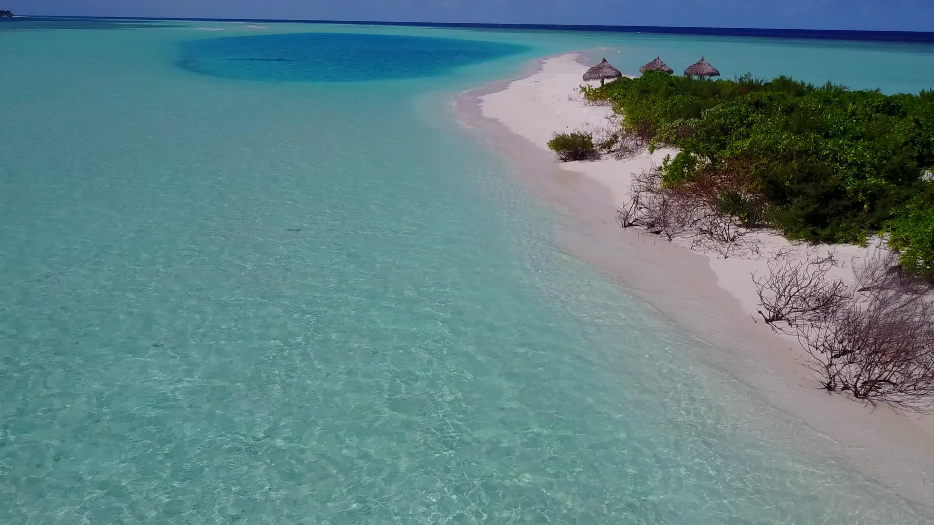 以蓝海和白沙为背景打破豪华度假胜地海滩度假胜地视频的预览图