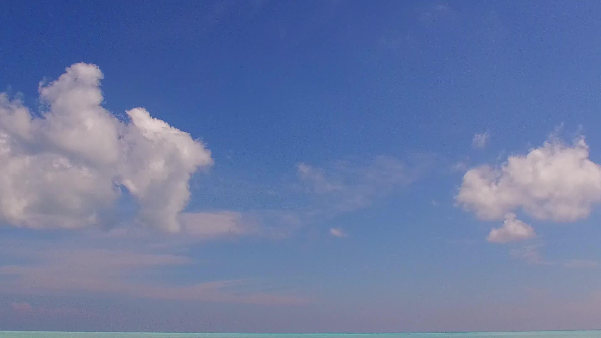 白沙底水蓝色环礁湖海滩上的无人驾驶飞机视频的预览图