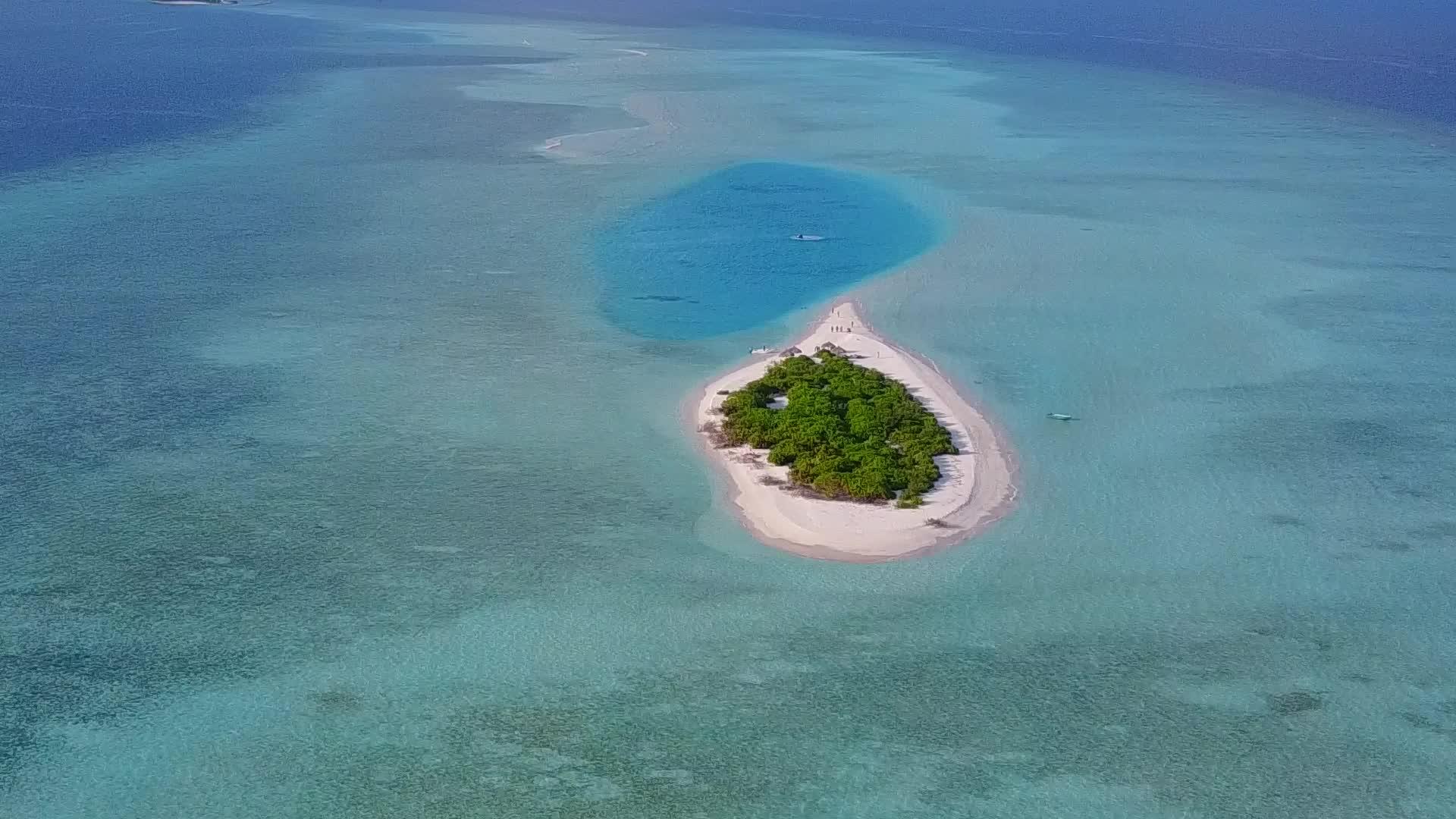以蓝色环礁湖和白色沙沙为背景打破了海滩的异国海景视频的预览图