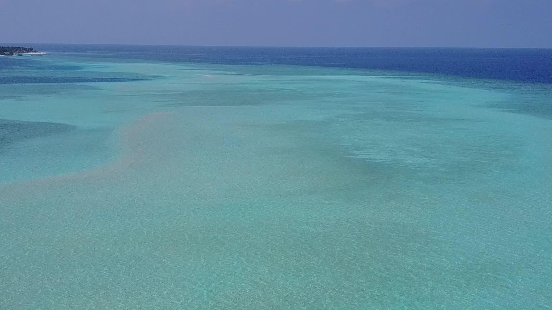 透明的海洋与干净的海滩背景在热带湾海滩假日空气抽象视频的预览图