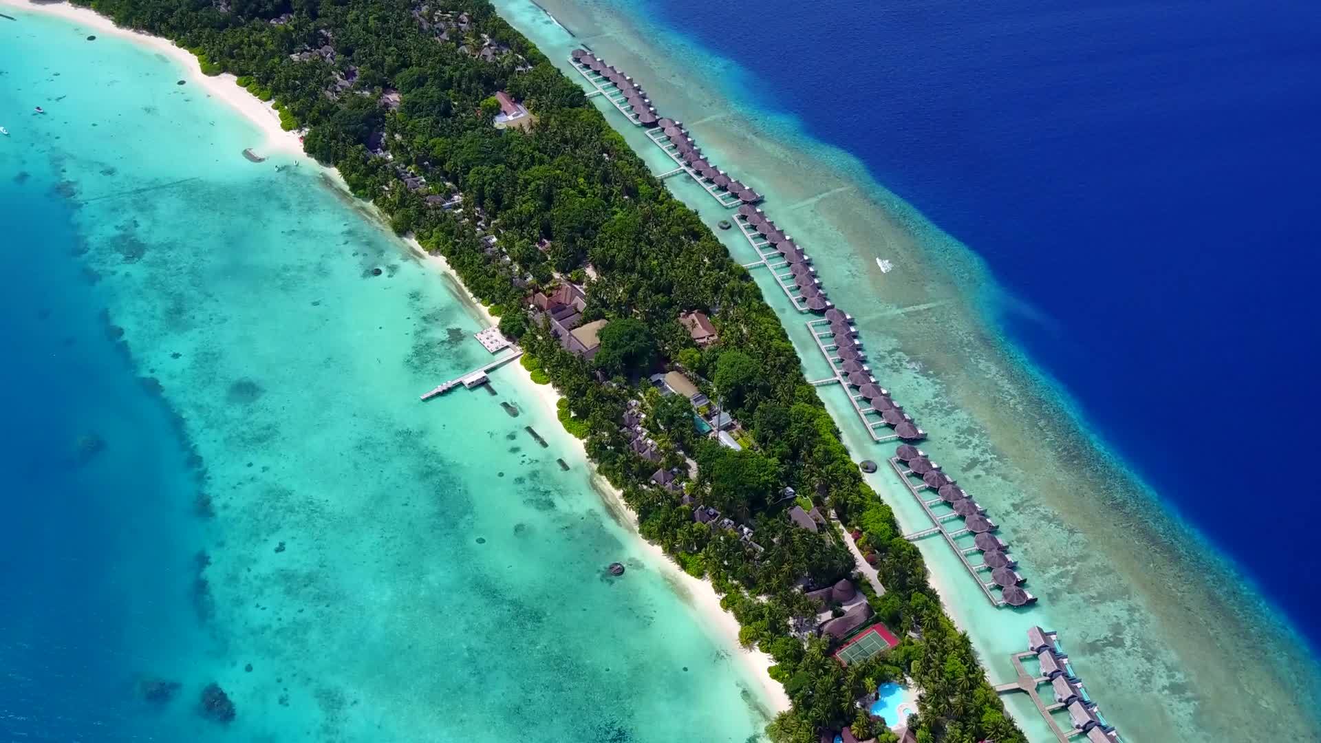 豪华岛屿海滩空中无人驾驶飞机从蓝水和白沙底蓝海视频的预览图
