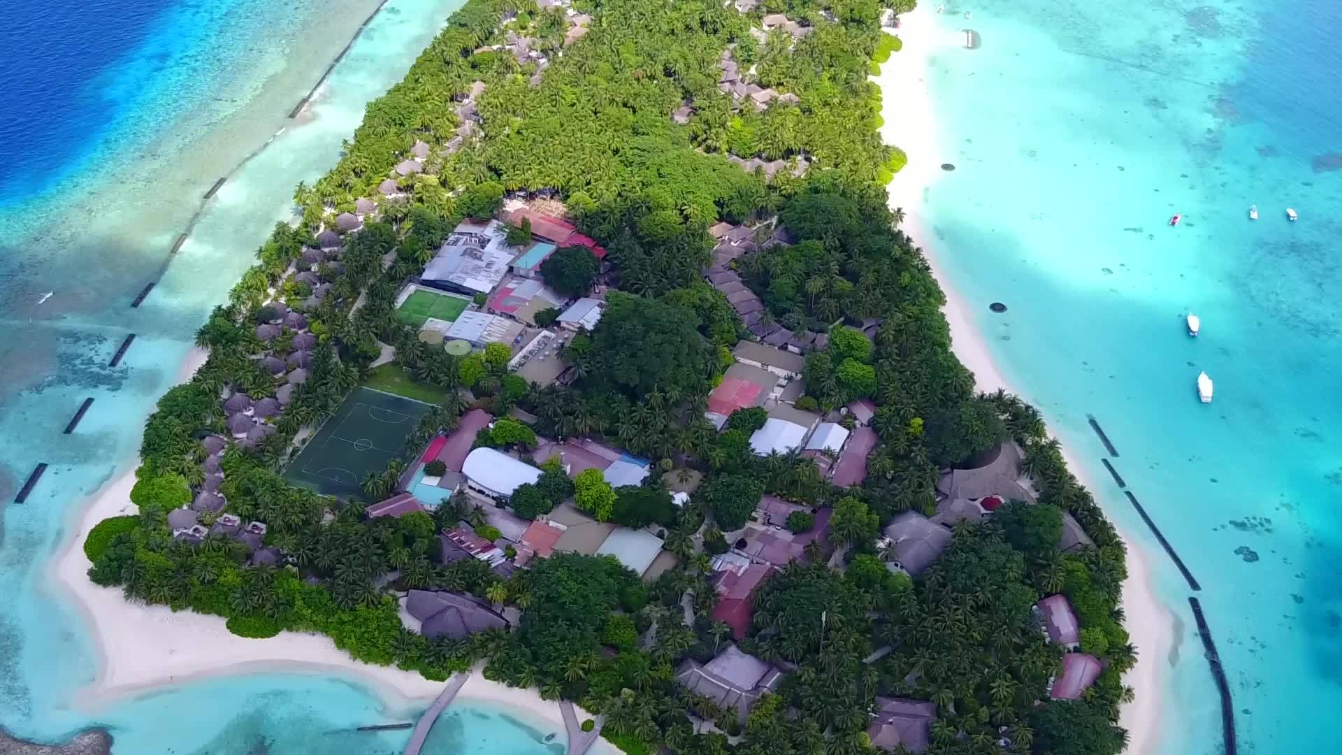 在海面和白色海滩的背景下观看异国情调的环礁湖海滩的破碎天空视频的预览图