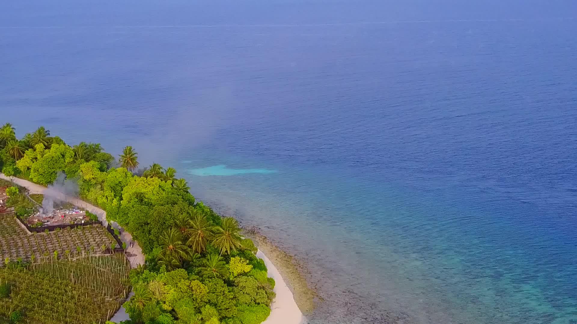 蓝色环礁湖和白色沙沙背景的豪华沿海海滩冒险景观视频的预览图