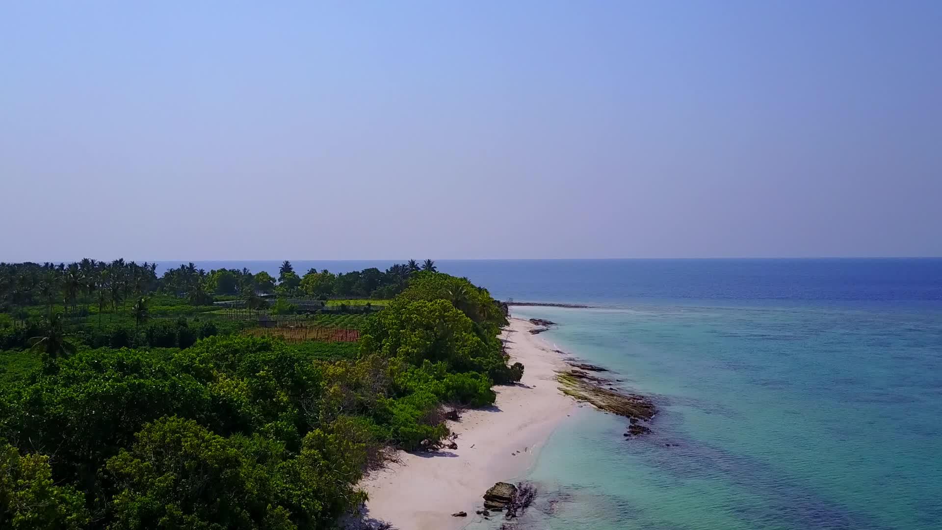 无人驾驶飞机环礁湖和白色沙滩视频的预览图