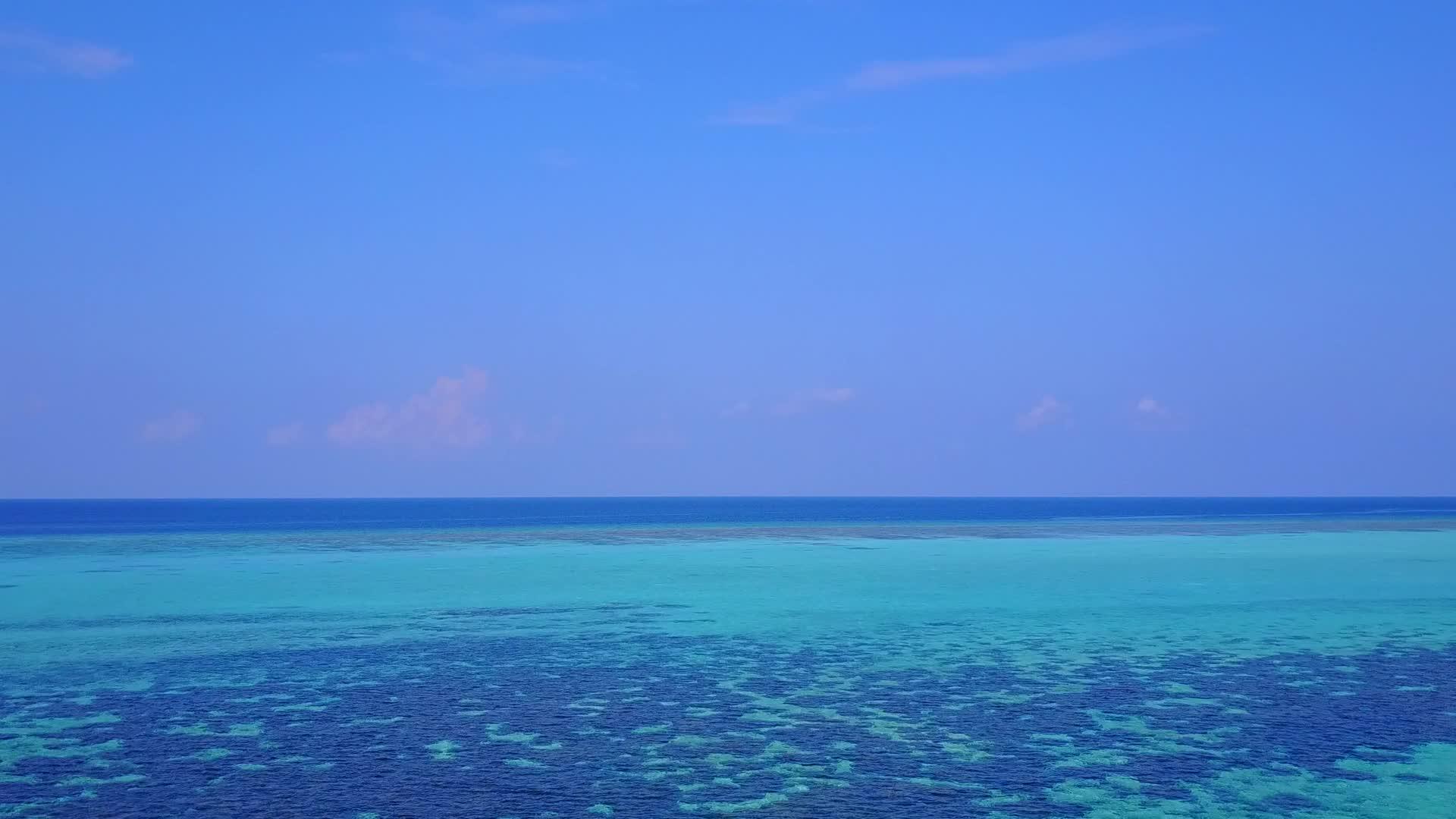 白沙背景清海外国旅游海滩空中无人机海景视频的预览图
