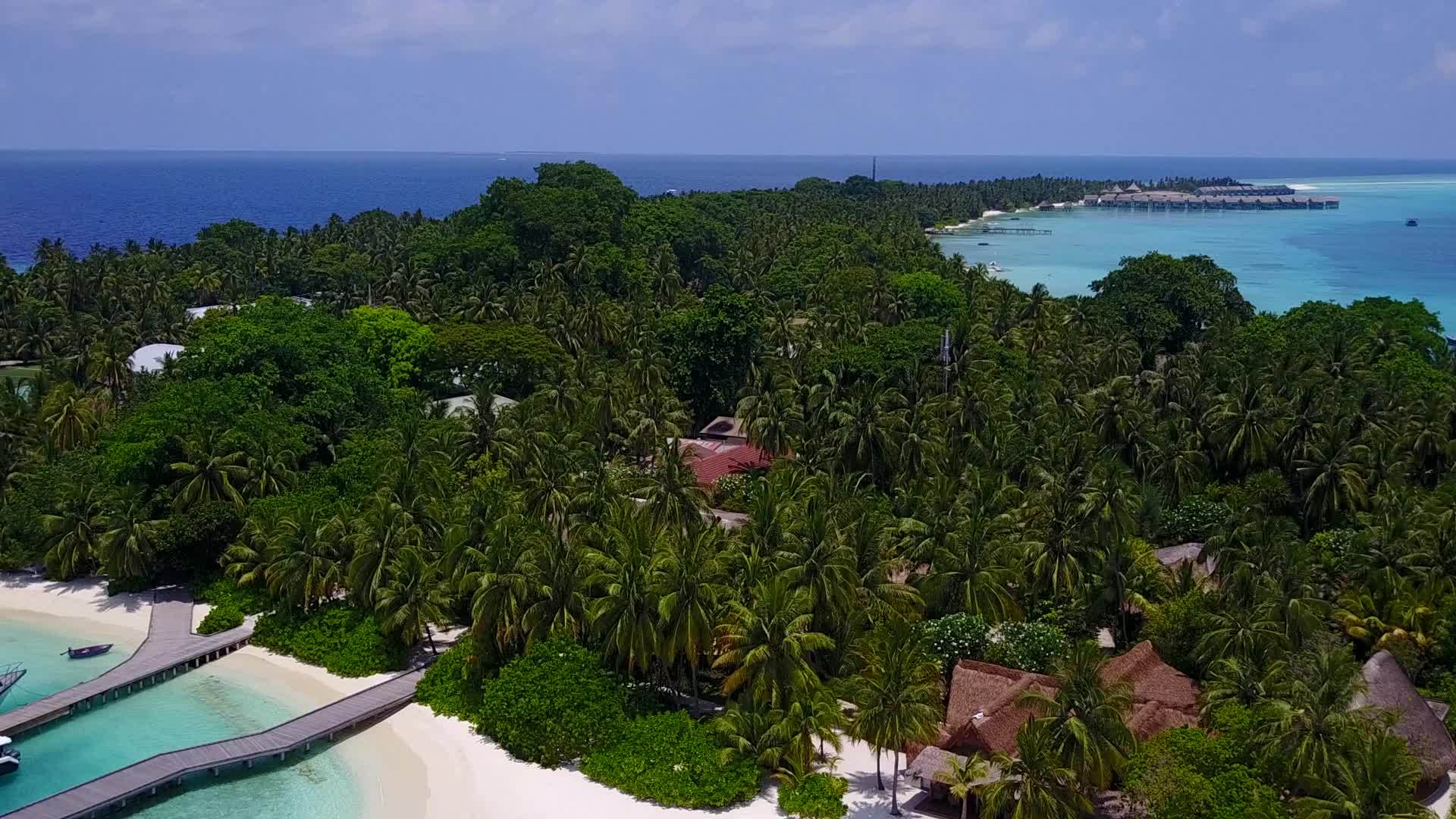 蓝色海平面海滨旅游风格的清沙背景视频的预览图