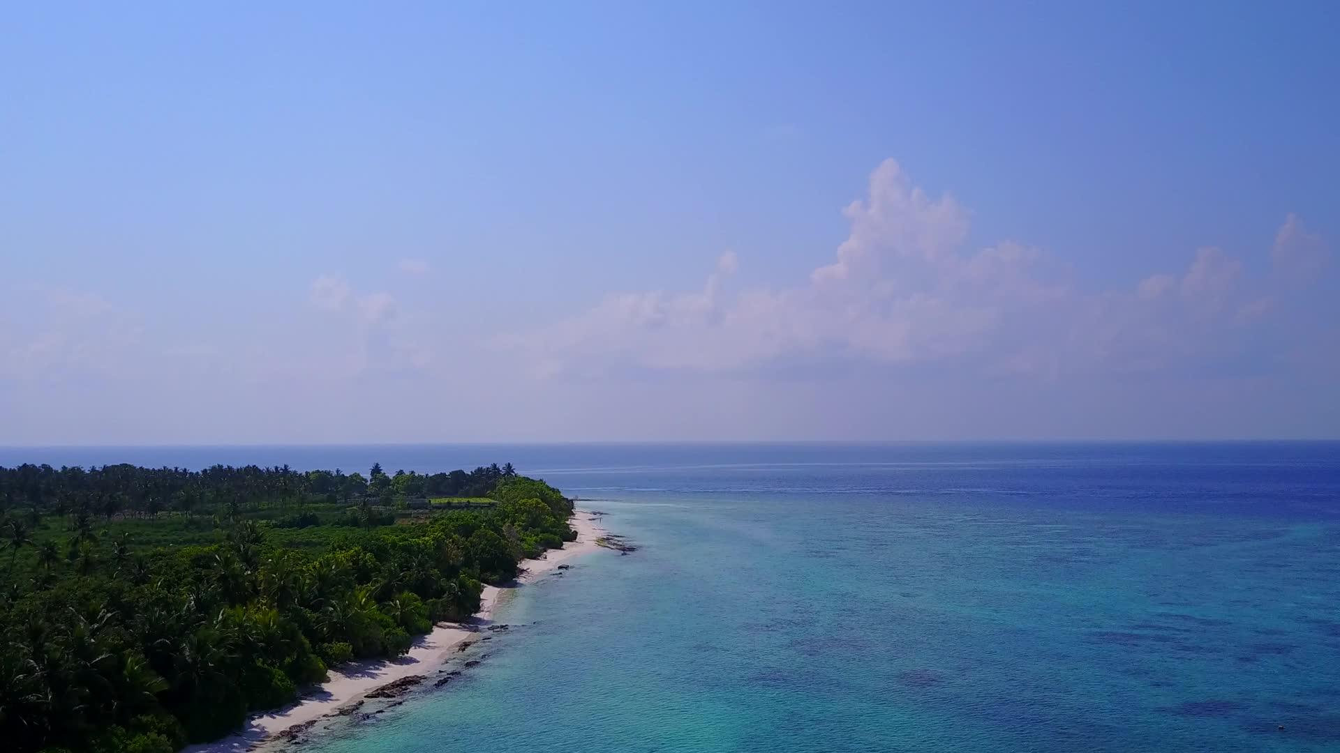 水蓝海和白色海滩背景下的美丽度假海滩之旅视频的预览图