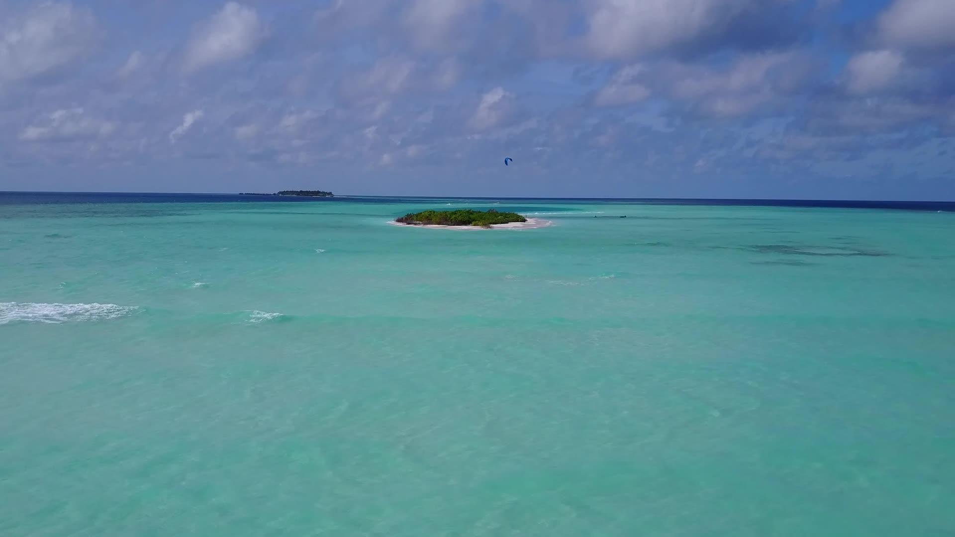 通过蓝色海洋和干净的沙地背景观察海洋度假村的海滩时间视频的预览图
