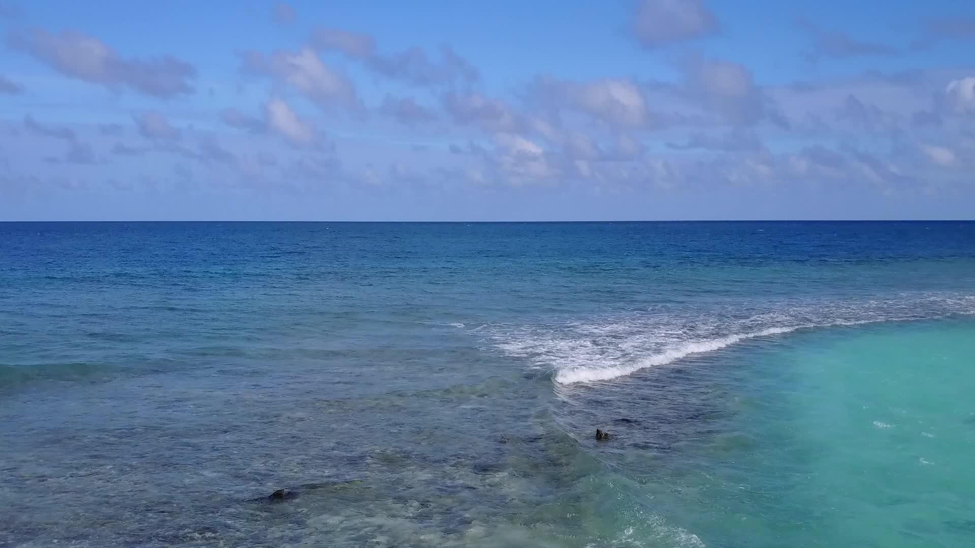 美丽的岛屿海滩野生生物的自然和自然背景浅海和白色海滩视频的预览图