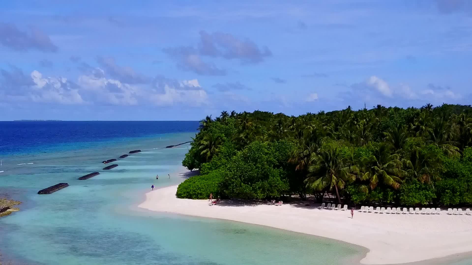 旅游海滩时间通过透明的白色海滩背景平静视频的预览图