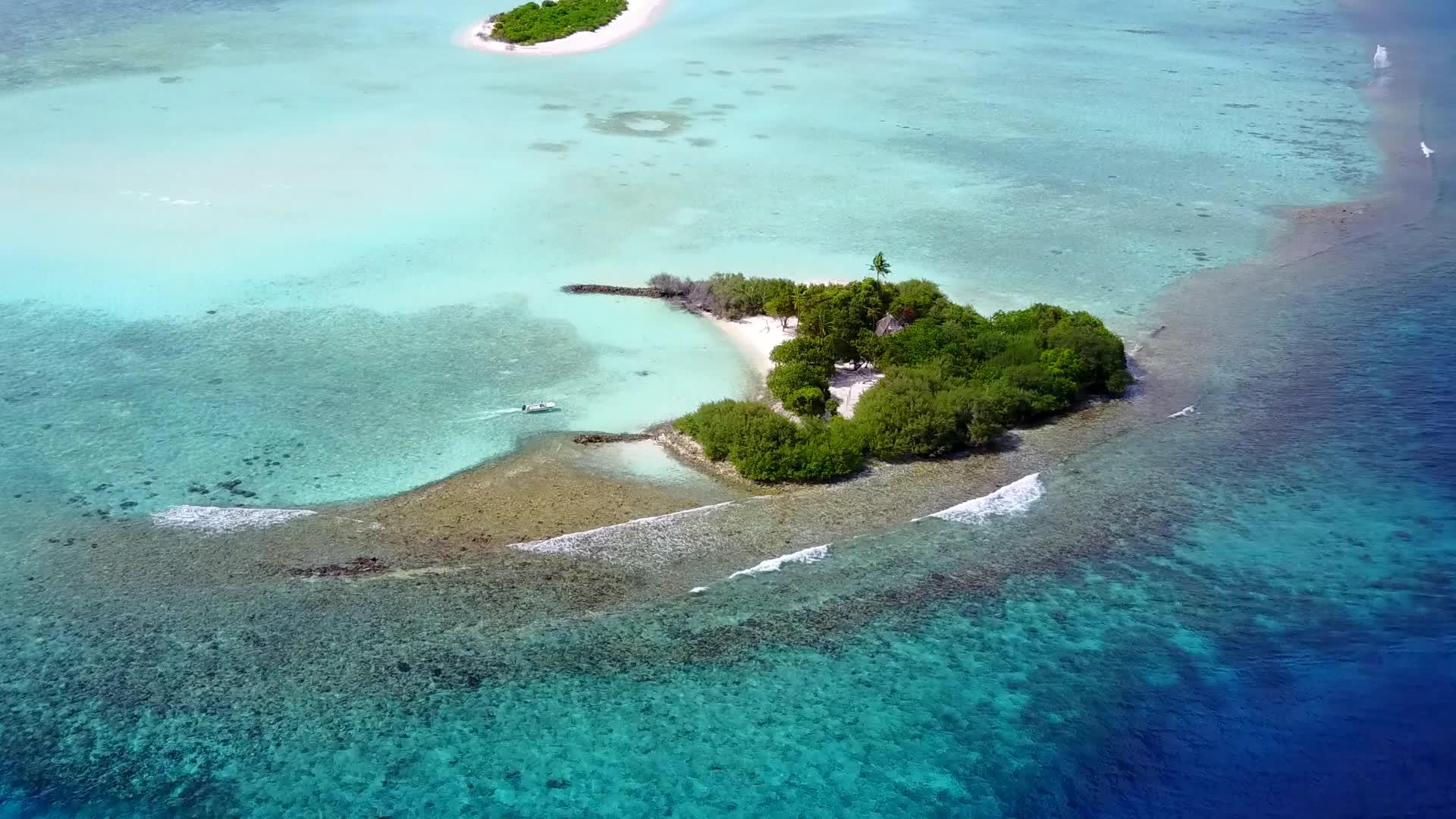 豪华海岸线海滩通过清洁海滩背景和清晰的环礁湖进行视频的预览图