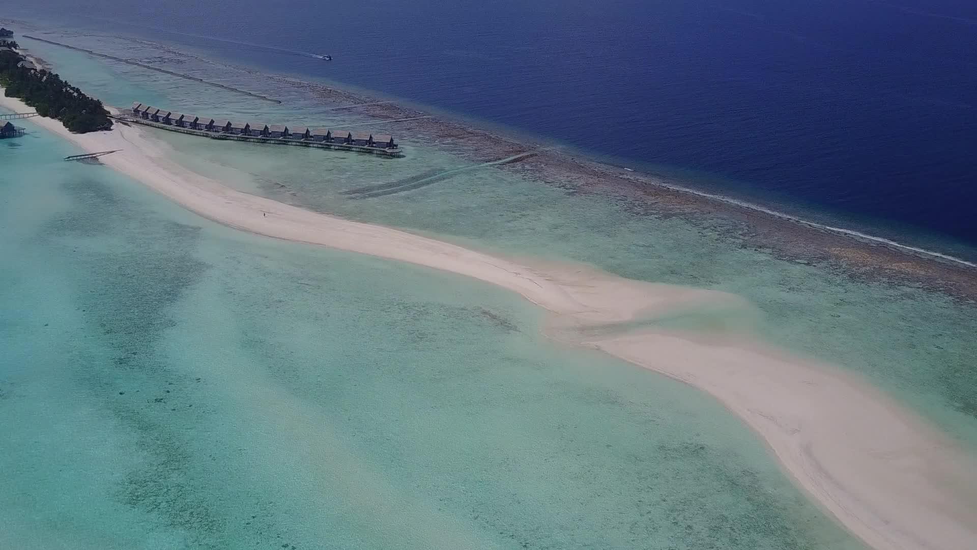 蓝色的海洋通过蓝色的海洋和干净的海滩背景到美丽的海岸线海滩视频的预览图