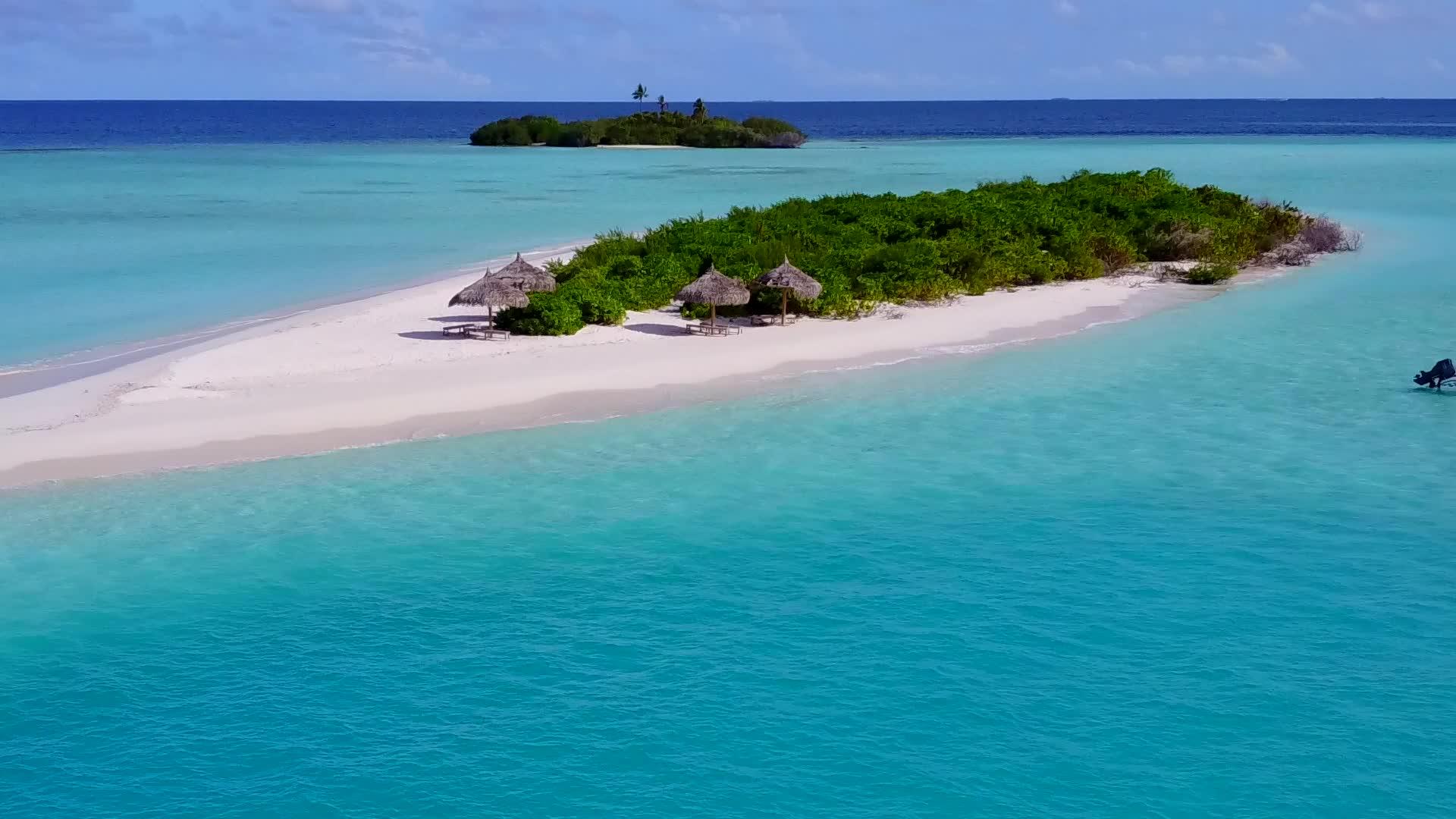 蓝色环礁通过蓝色环礁和白色环礁对热带海岸线海滩的野生海滩视频的预览图