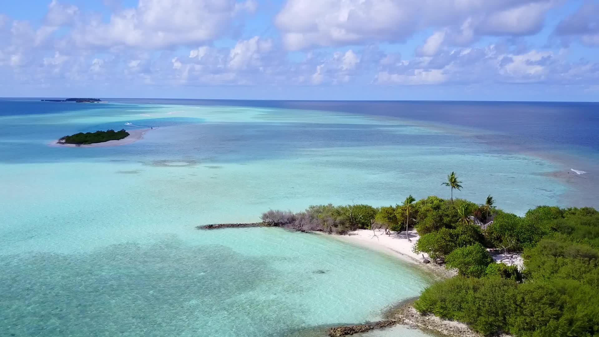 放松海湾海滩的生活方式通过水蓝环礁湖和清洁沙土活方式视频的预览图