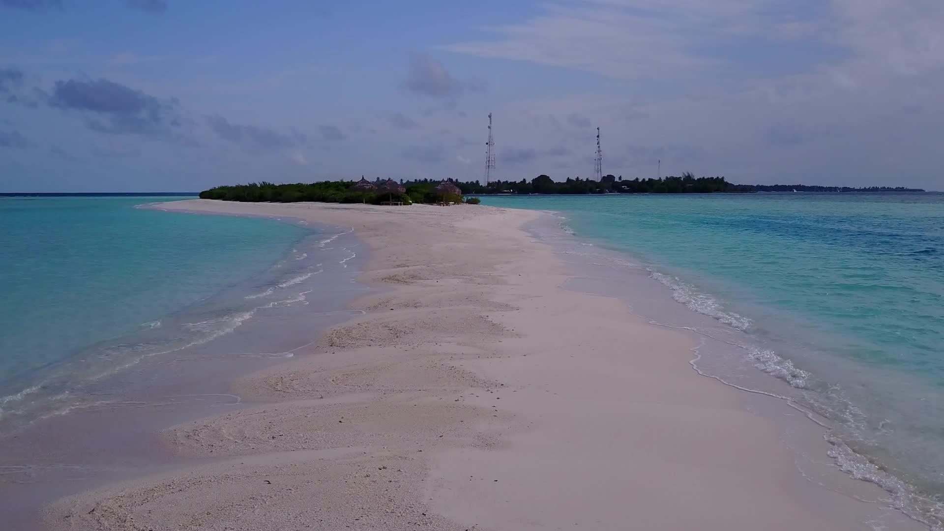 豪华海滨海滩沿白沙底浅海航行视频的预览图