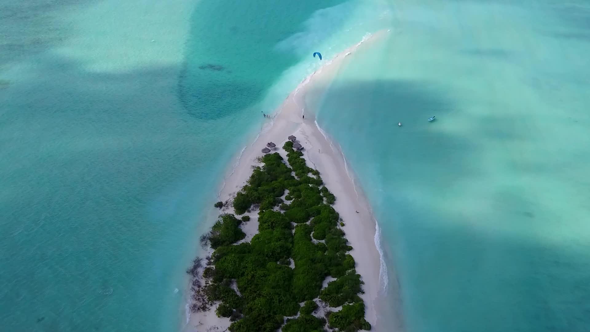 豪华度假胜地海滩度假胜地空中观景蓝绿水视频的预览图