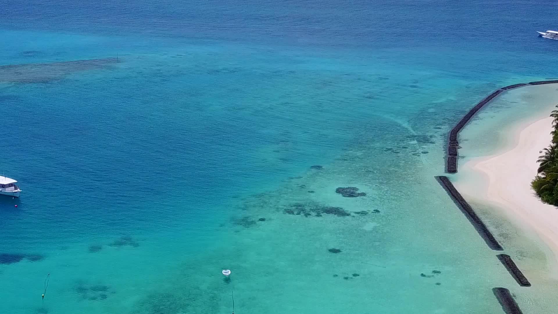 空中无人驾驶飞机在豪华岛屿海滩上飞行由清海以白沙为背景视频的预览图