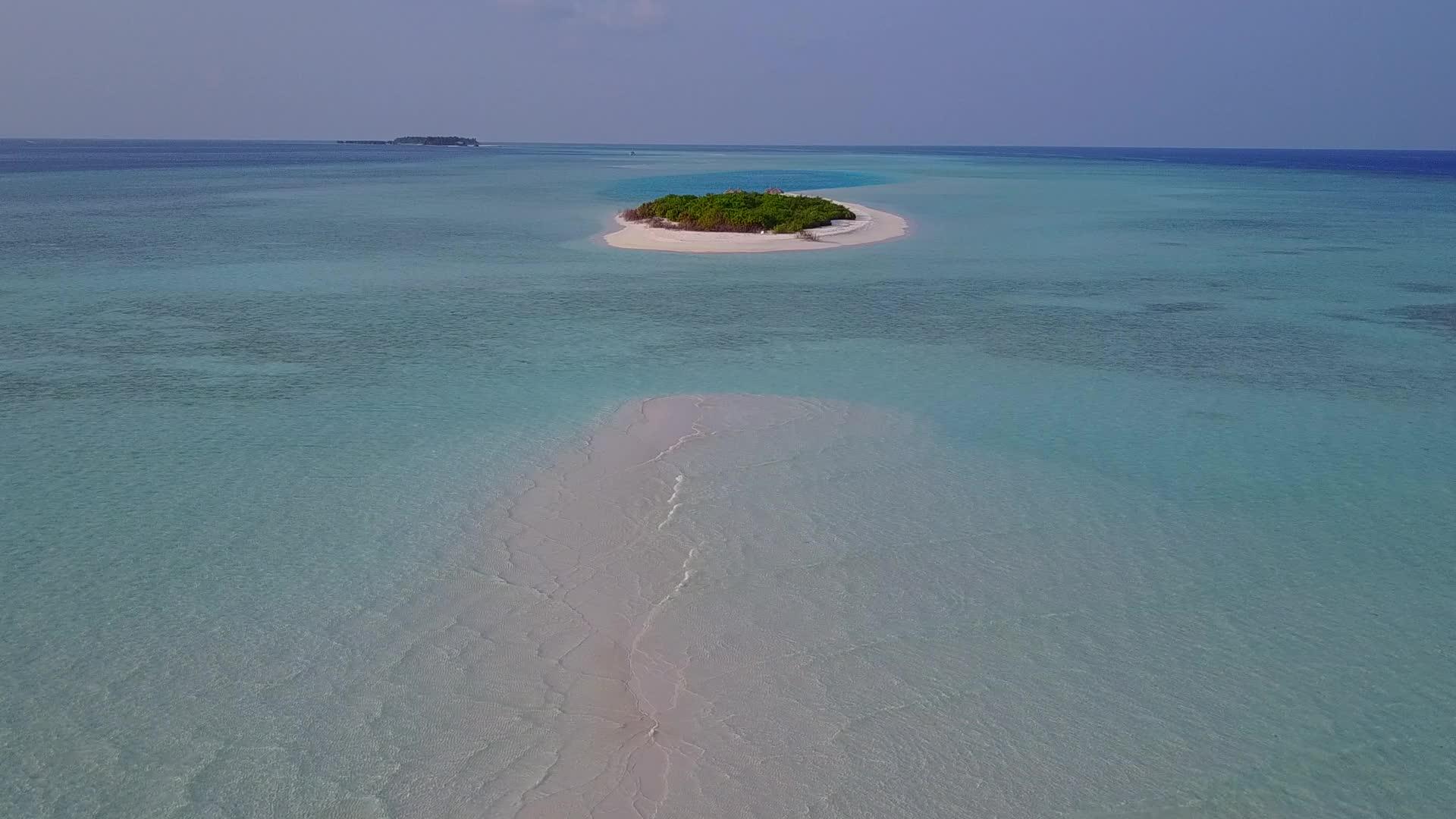 蓝绿色环礁湖和白色海滩背景的海洋旅游海滩航次海景视频的预览图