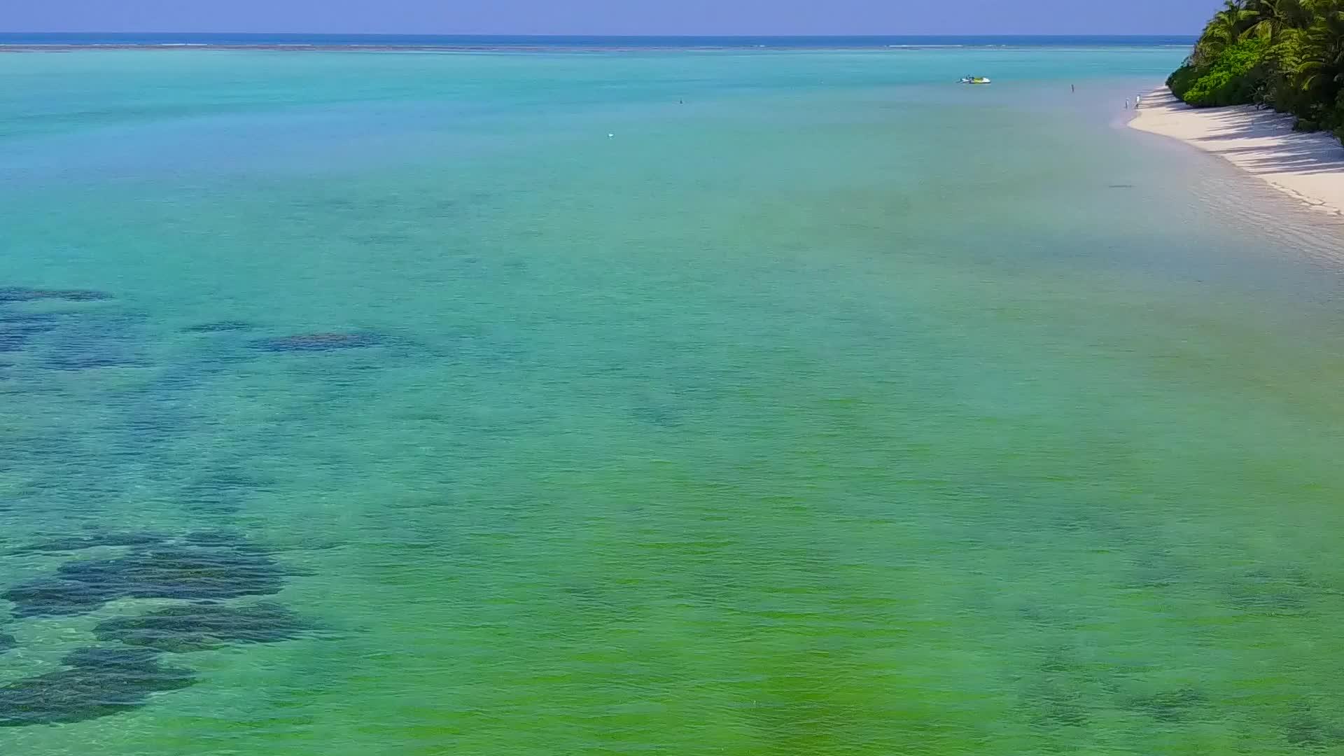 从蓝海和白色沙底蓝海航行的自然观点视频的预览图