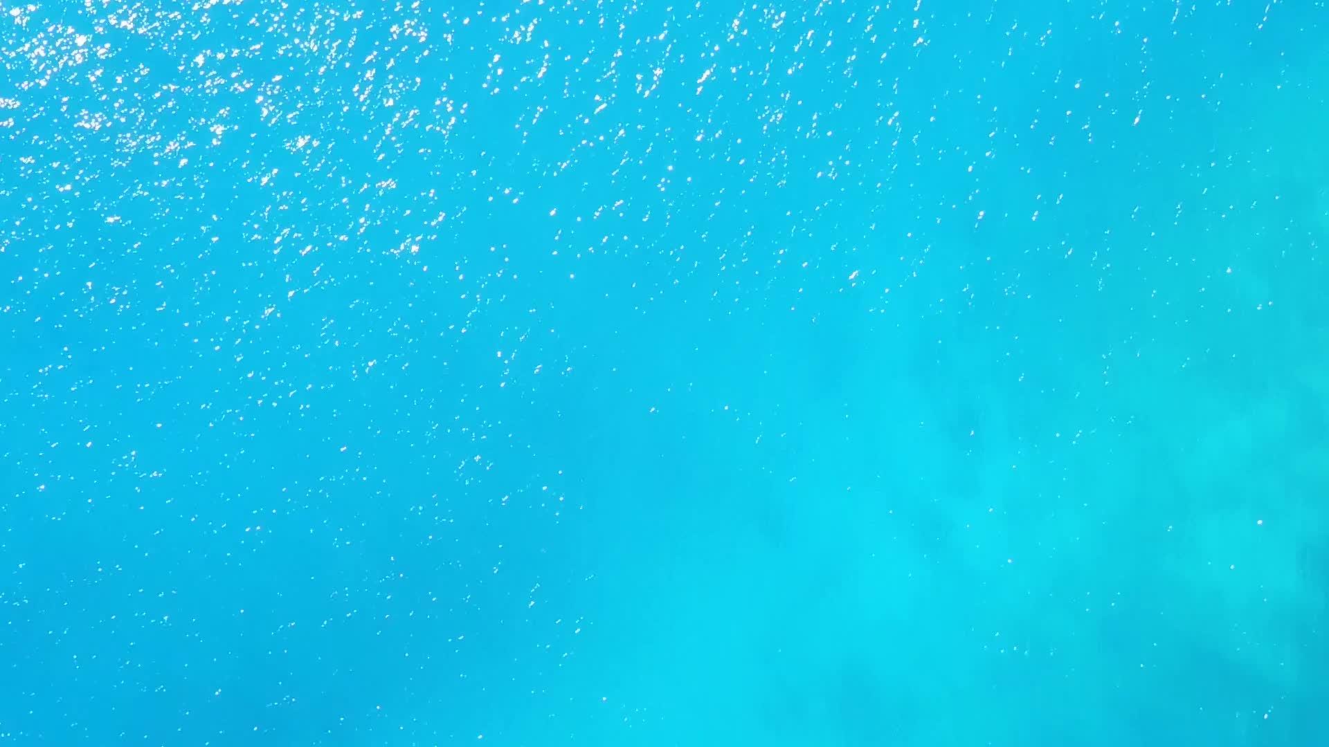 蓝色环礁湖和白色海滩背景海洋旅游海滩旅游视频的预览图