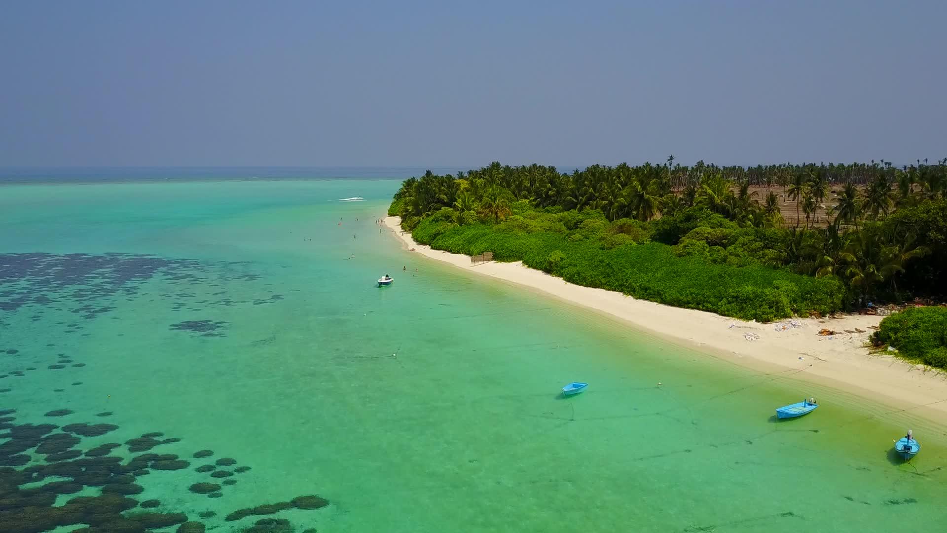 蓝色环礁湖和清洁沙滩背景的豪华海滩度假区视频的预览图