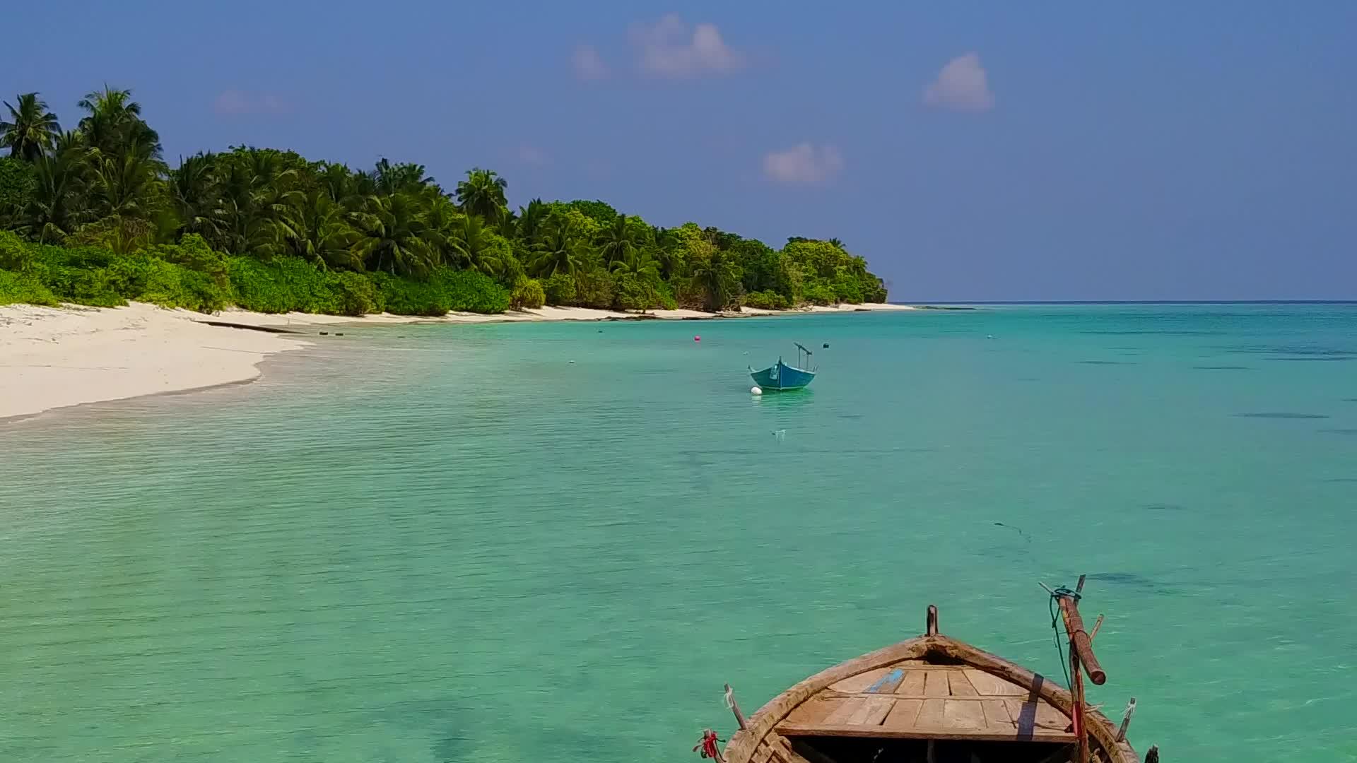 蓝色环礁湖和白色海滩背景的海滩度假视频的预览图