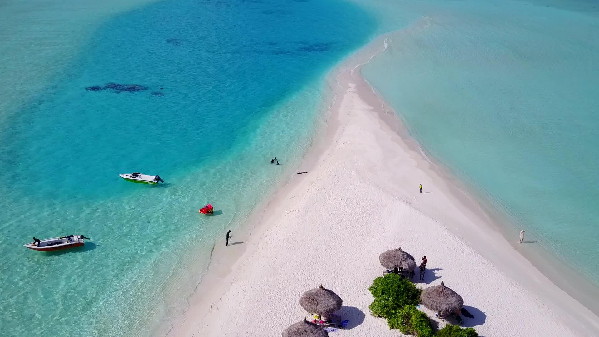 在干净的沙质背景下蓝色的海洋和安静的度假海滩度假无人机视频的预览图
