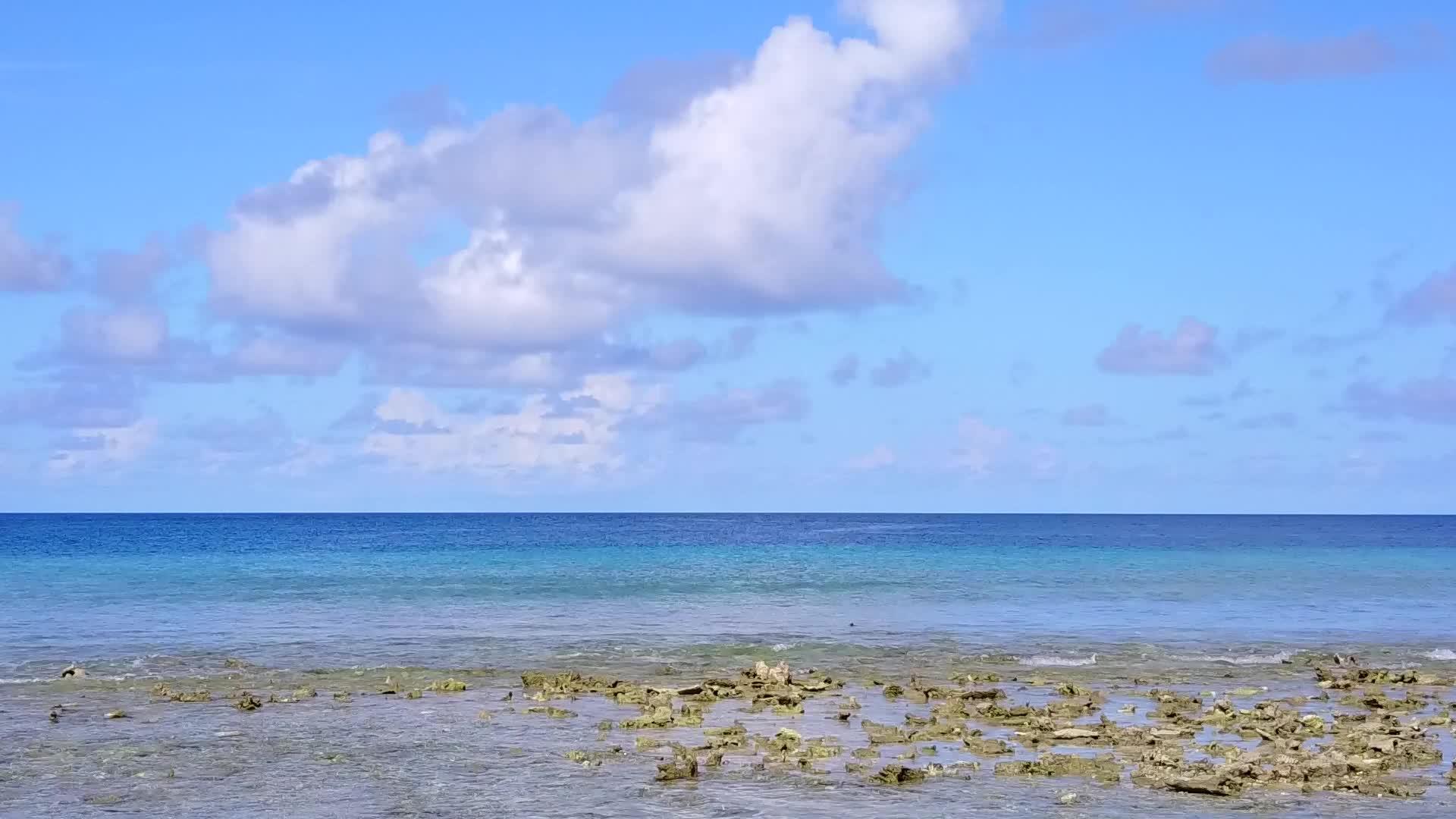 蓝色水海和白色海滩背景的美丽旅游海滩旅游空气纹理视频的预览图