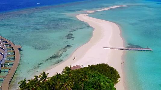 蓝色环礁湖和白色沙滩背景的奇异度假胜地视频的预览图