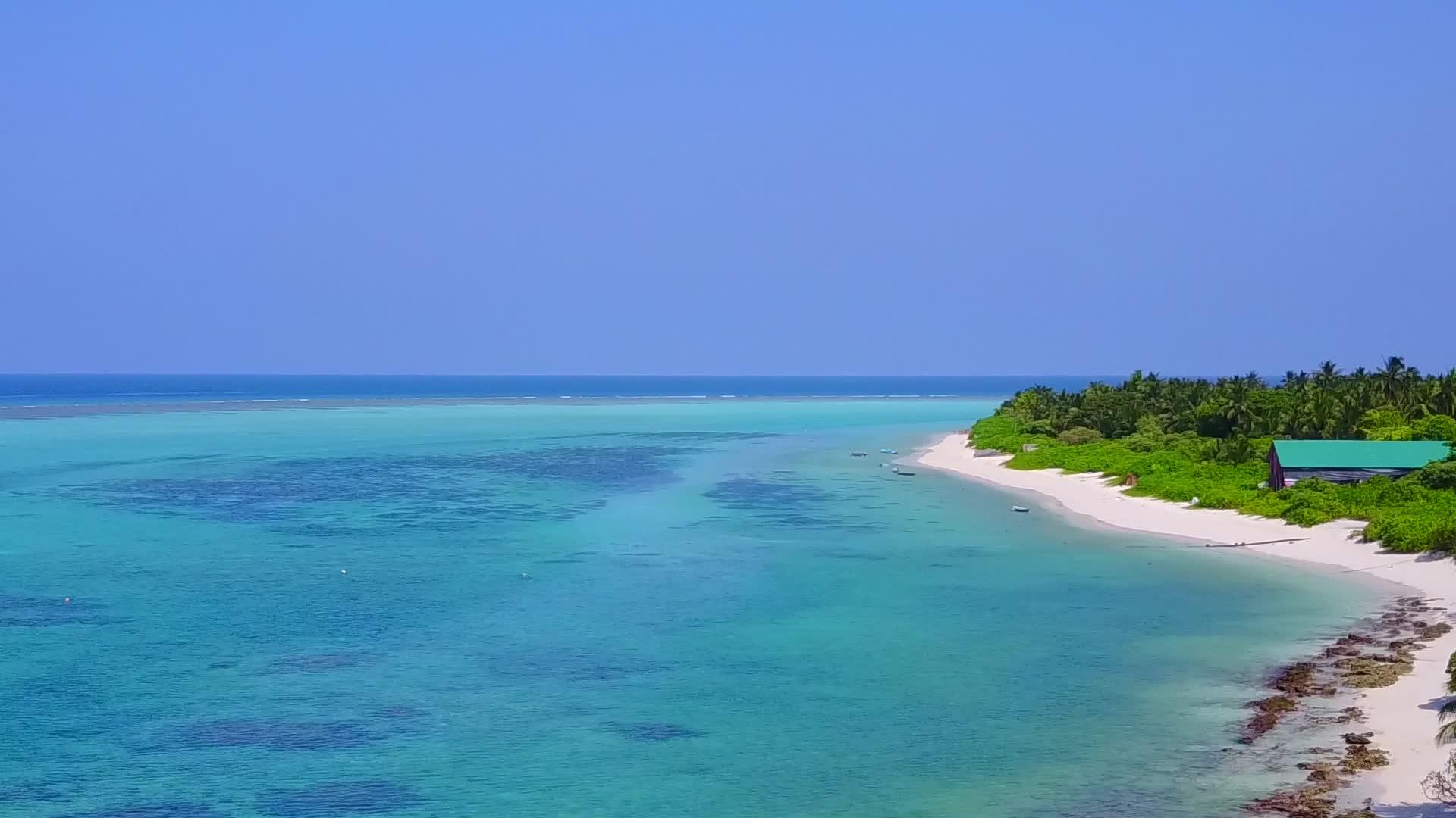 在蓝色泻湖和白色海滩的背景下宁静的岛屿海滩野生动物无人机视频的预览图