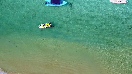 蓝绿海白沙背景下热带海滩生活方式的空中景观视频的预览图