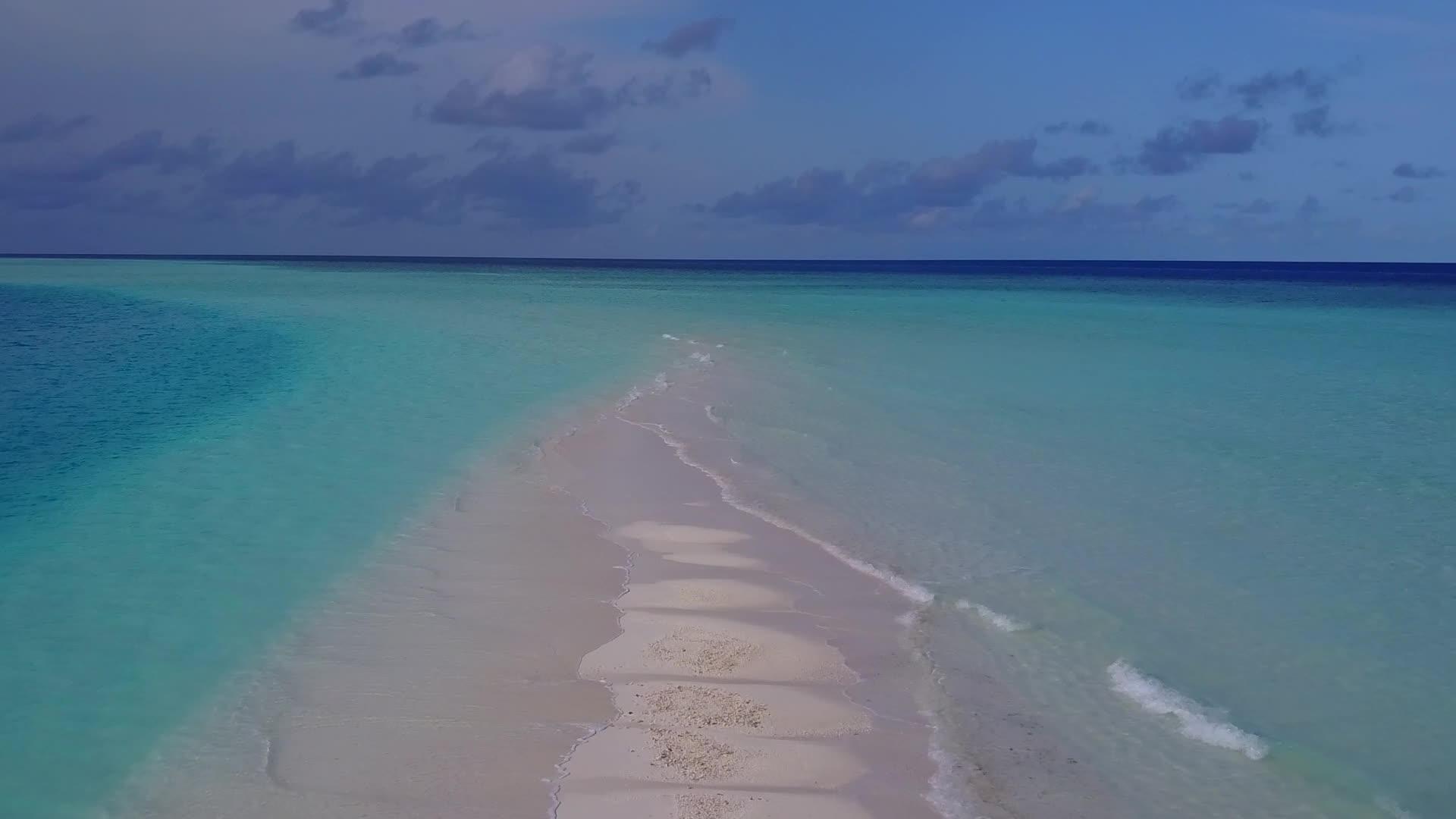在蓝海和干净沙质的背景下在异国海岸海滩上冒险的空中无人机海景视频的预览图