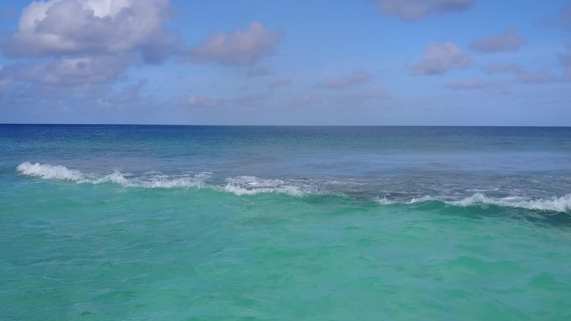 蓝绿色的海洋和白色的海滩蓝绿色的背景宁静的海滩节日空空抽象视频的预览图