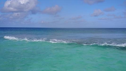 蓝绿色的海洋和白色的海滩蓝绿色的背景宁静的海滩节日空空抽象视频的预览图