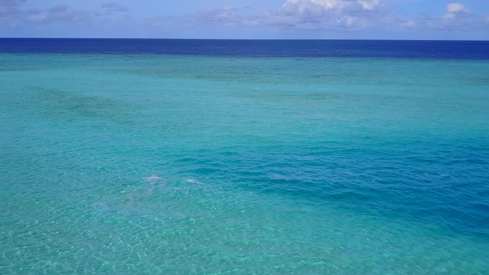蓝色的海洋和清洁的沙滩背景美丽的海岸海滩假日空中无人驾驶飞机视频的预览图