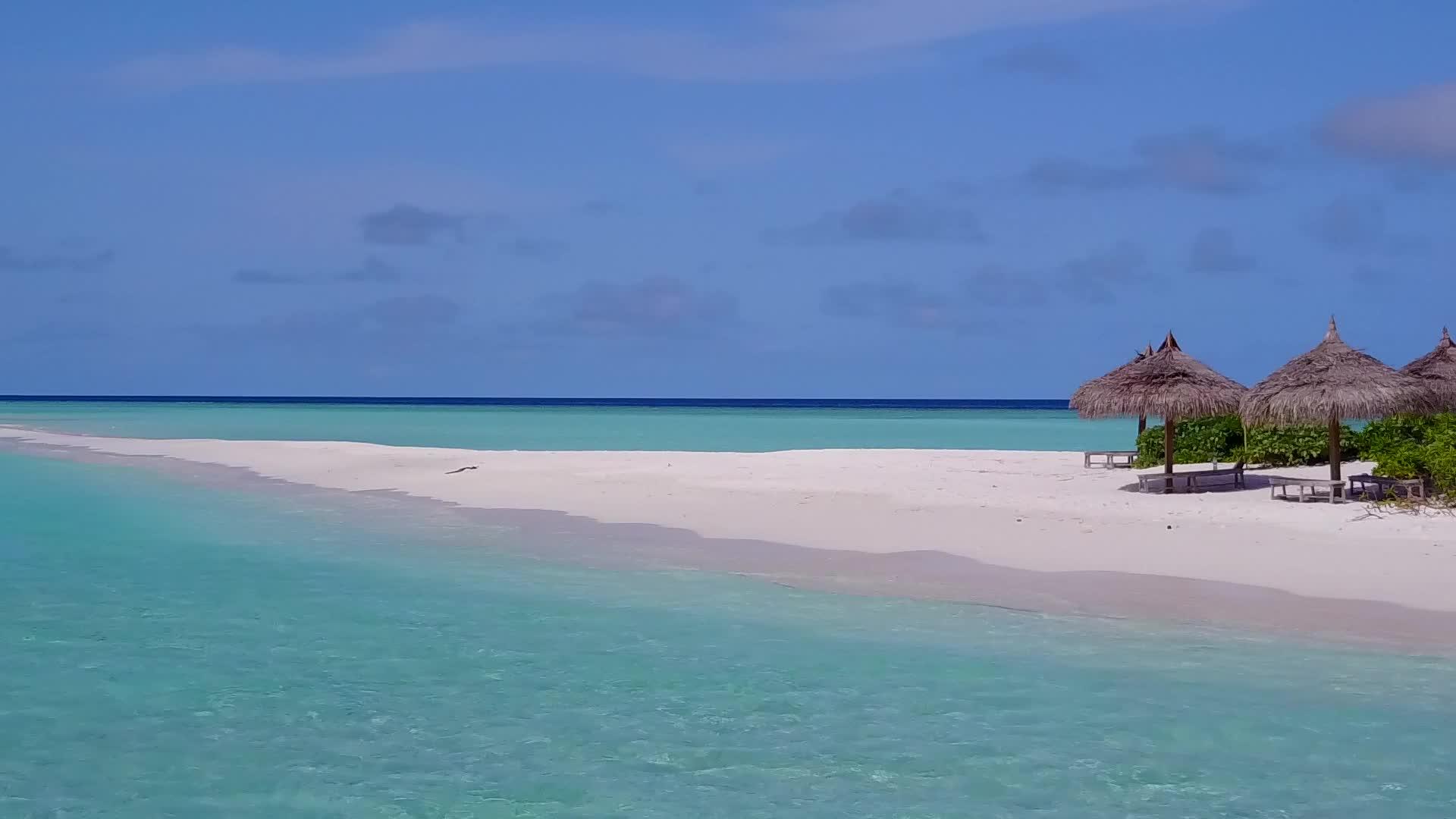 在蓝水白沙的背景下美丽的度假海滩度假无人机全景视频的预览图