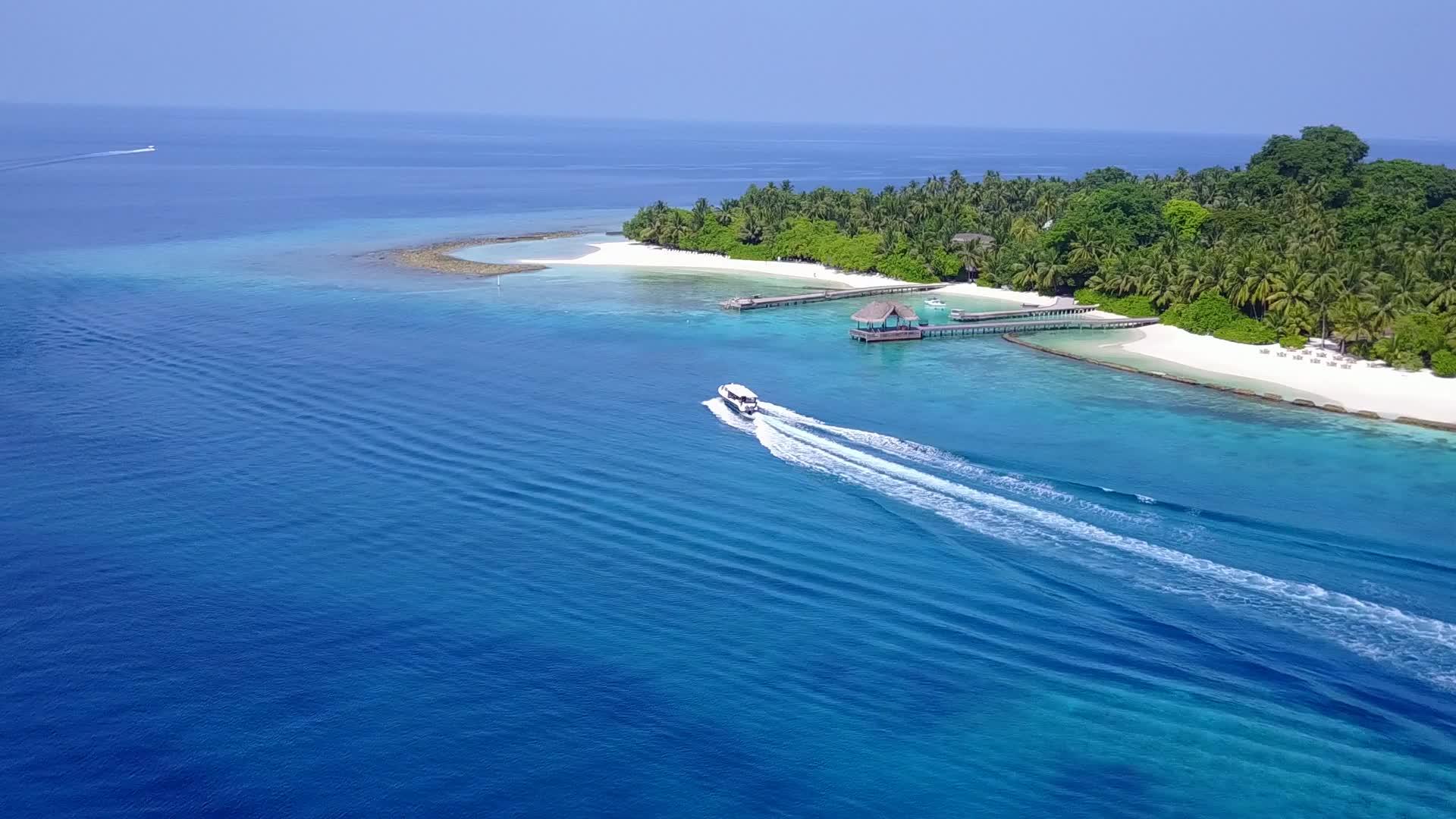 蓝蓝海和白沙为背景的蓝海云边环礁海滩度假视频的预览图