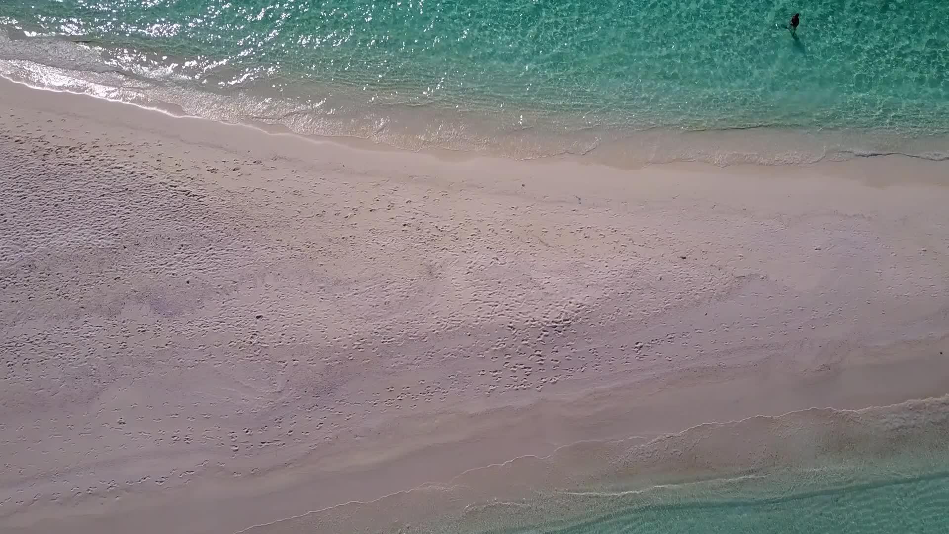蓝绿色海洋和浅沙背景的天堂湾海滩时空纹理视频的预览图