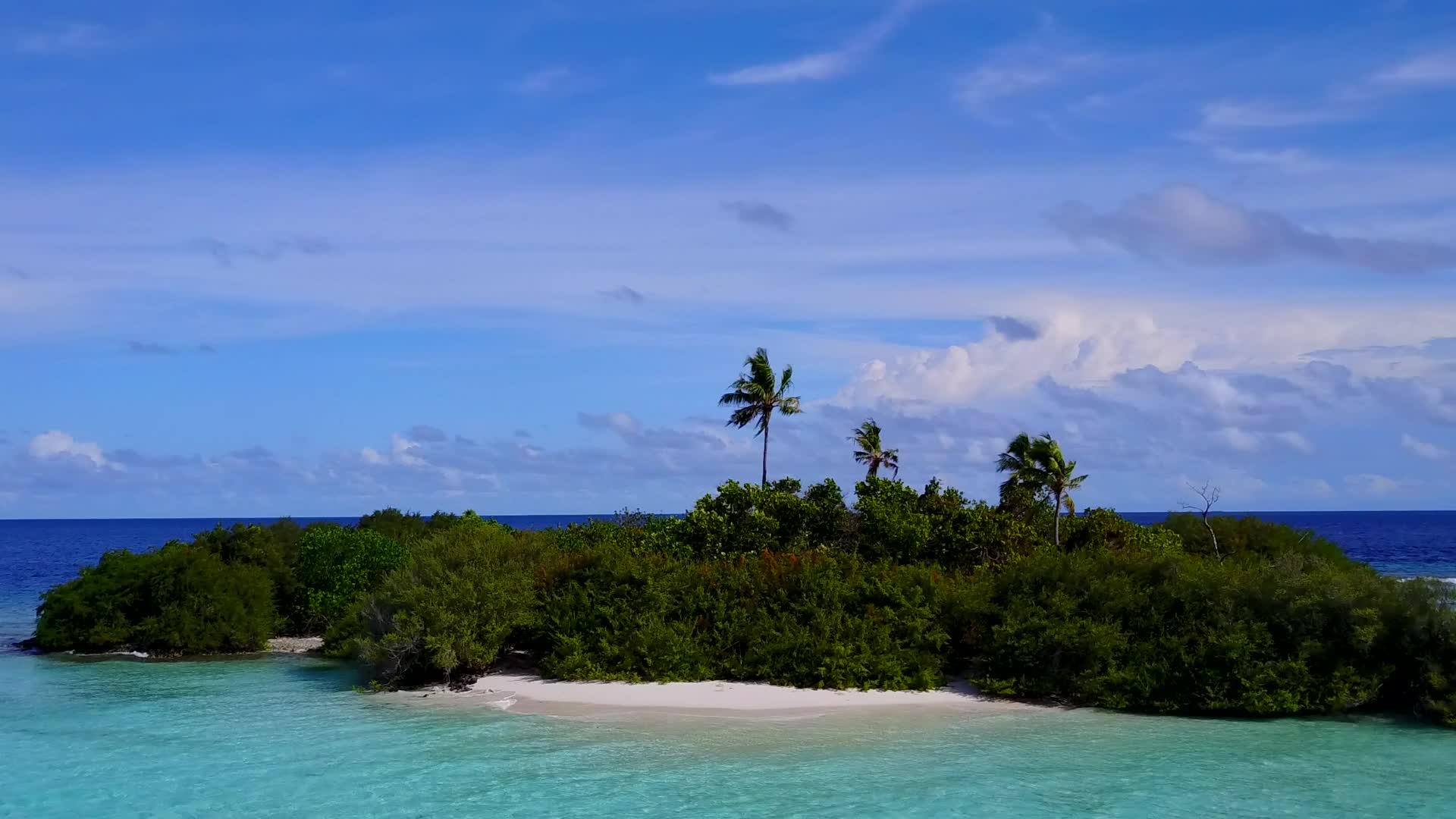 蓝色环礁有一个干净的沙土背景蓝色环礁有时间到奇怪的岛屿海滩视频的预览图