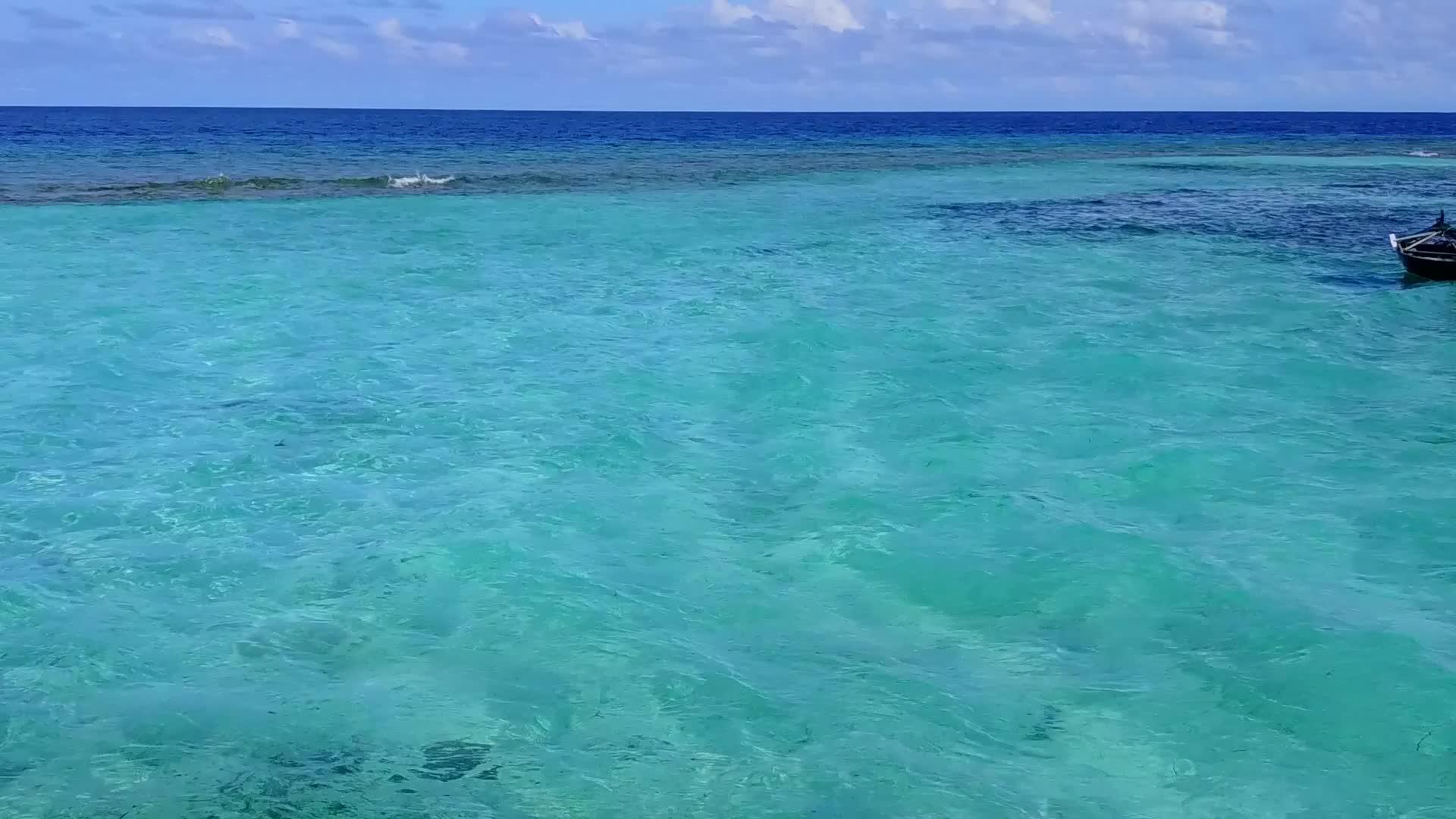 蓝环礁湖和白沙背景的美丽度假胜地海滩视频的预览图