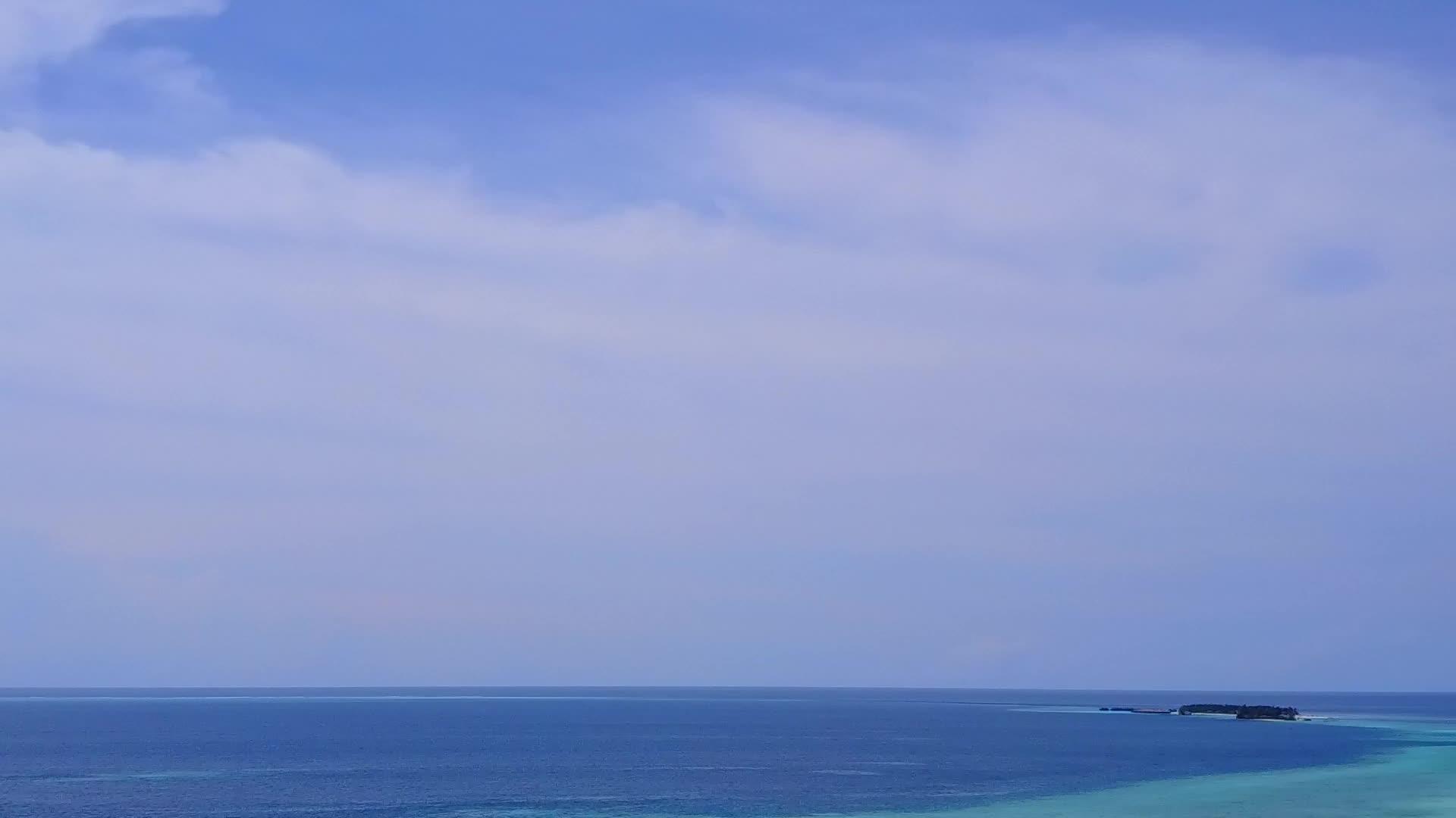 蓝水白沙背景下田园诗般的海景海滩之旅视频的预览图