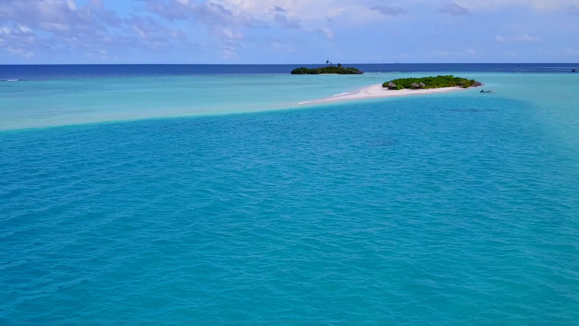完美的蓝水和浅沙背景的海滨海滩假日在空中观赏视频的预览图