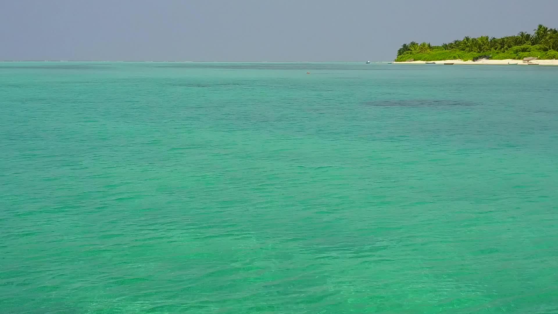 蓝色的水和白色的沙滩背景在空中无人驾驶无人驾驶视频的预览图