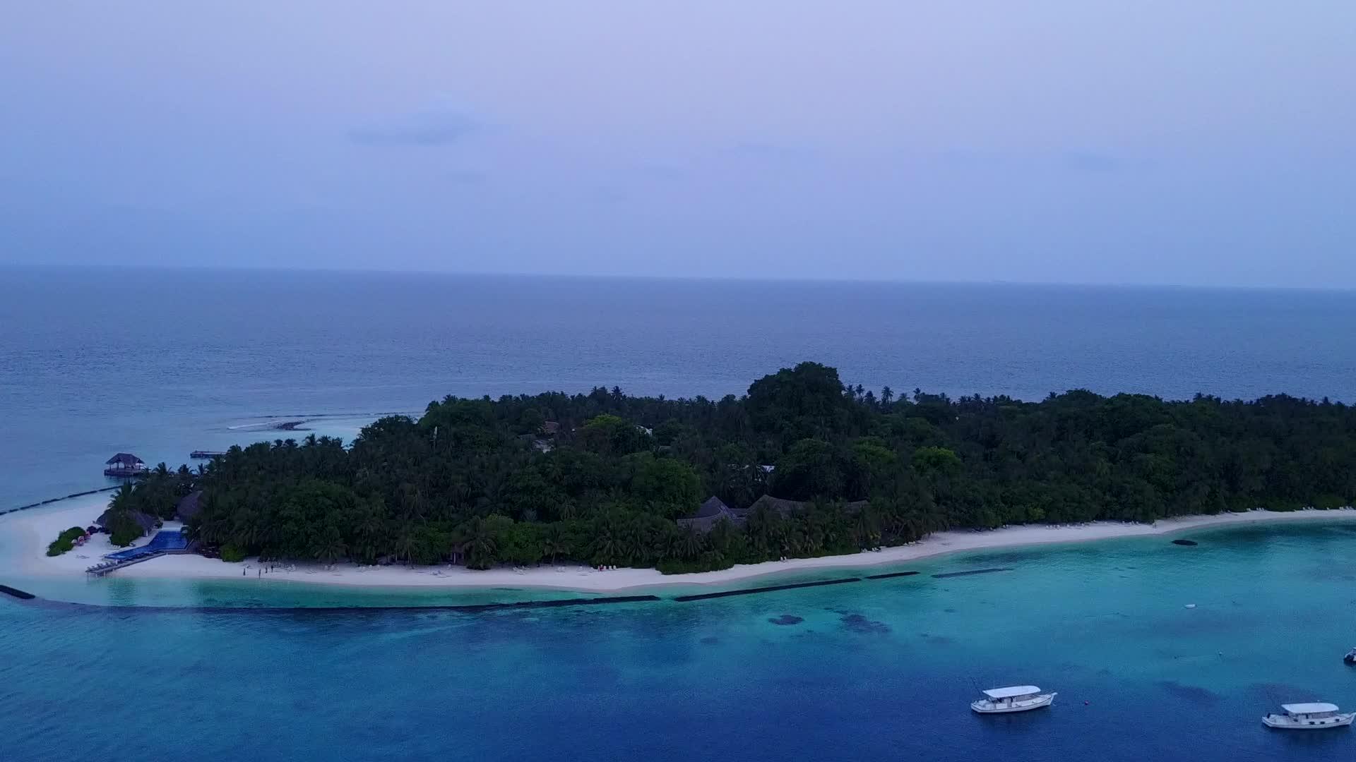 在蓝海和白沙的背景下热带海岸海滩的空中海景视频的预览图
