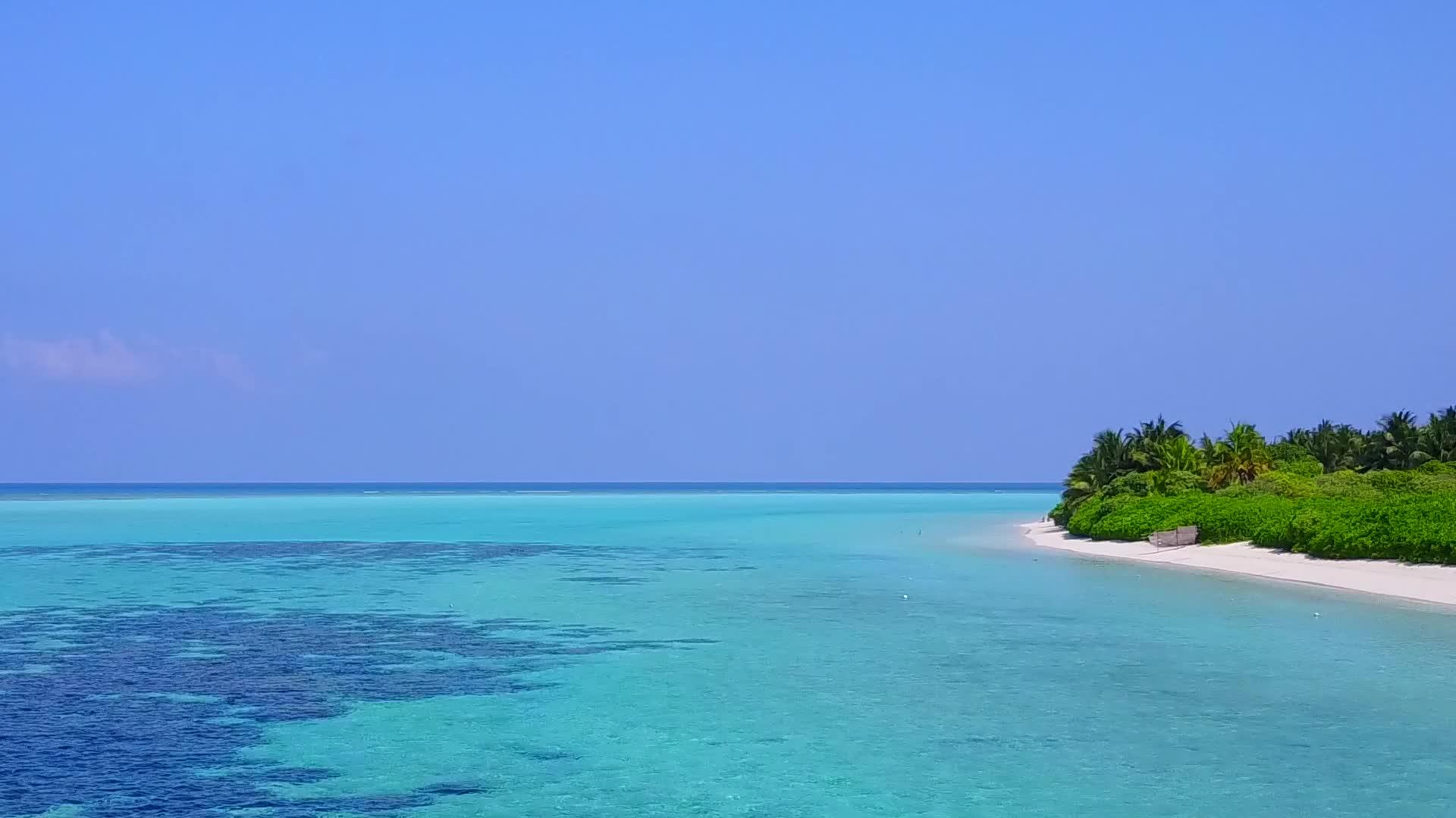 在蓝海和白沙的背景下完美的旅游海滩生活方式视频的预览图
