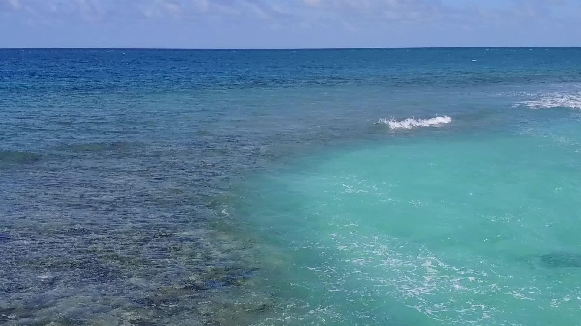 在蓝海和白沙的背景下田园诗般的海岸海滩冒险无人机在空中全景视频的预览图