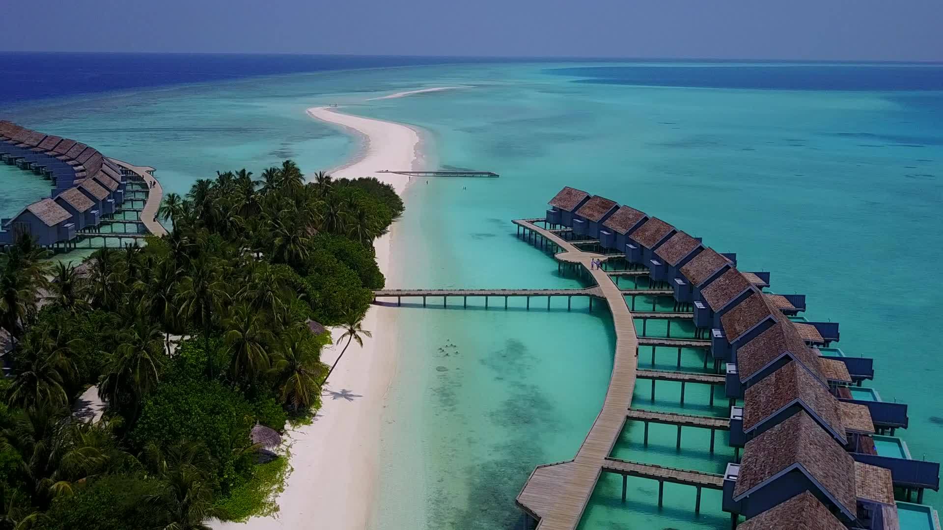 蓝海热带泻湖海滩度假区空中无人机景观和明亮的沙质背景视频的预览图